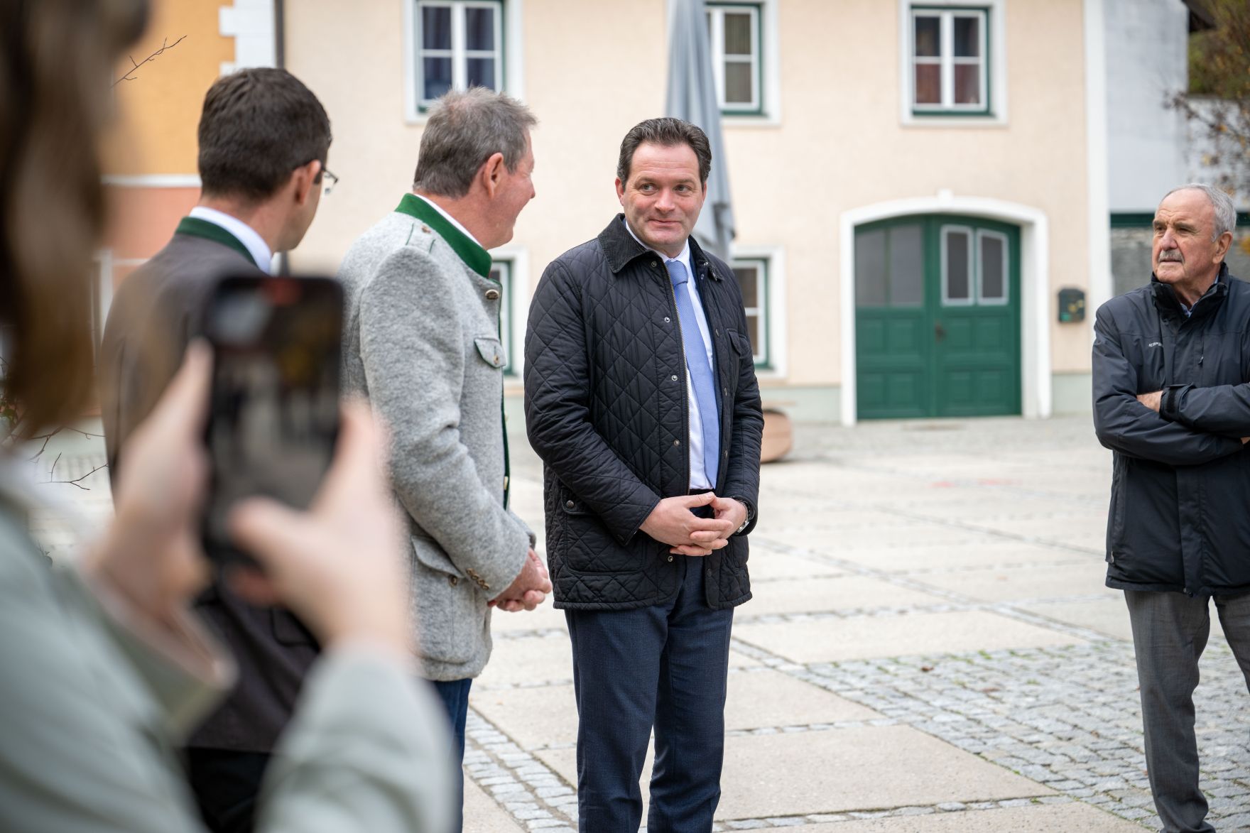 RHP_7947.jpg Im Rahmen der RegionIMpuls-Tour besuchte Bundesminister Norbert Totschnig die Burgstadt Griffen um sich einen Eindruck über den Ortskern zu machen.