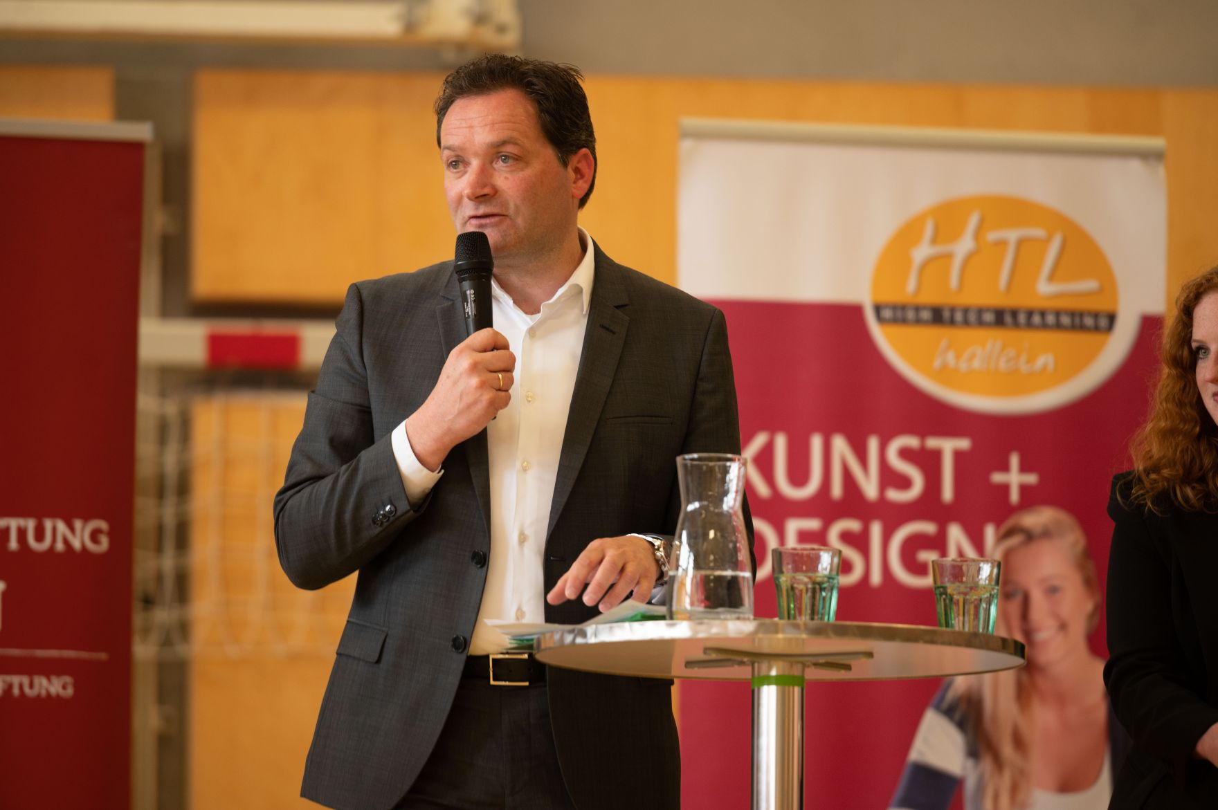 RHP_6966.jpg Herr Bundesminister Totschnig besuchte die HTBLA in Hallein und stellte sich einer Diskussionsrunde mit den Schülerinnen und Schülern. Diese hatten die Möglichkeit Fragen an den Minister zu stellen.