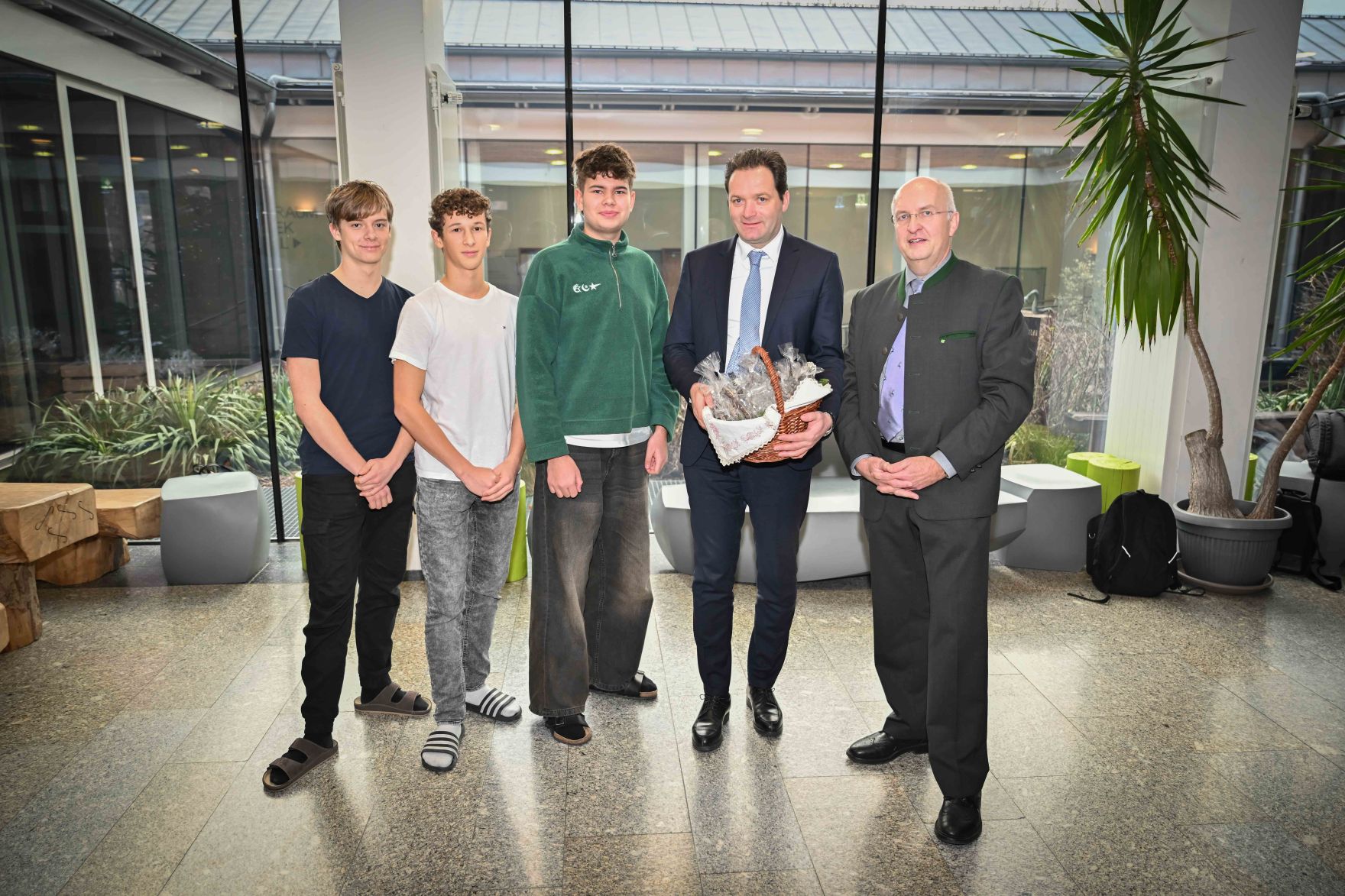 RHP_3183.jpg Herr Bundesminister Norbert Totschnig besuchte die HLBLA St. Florian Fernbach und verteilte and die Schülerinnen und Schüler Lebkuchen.