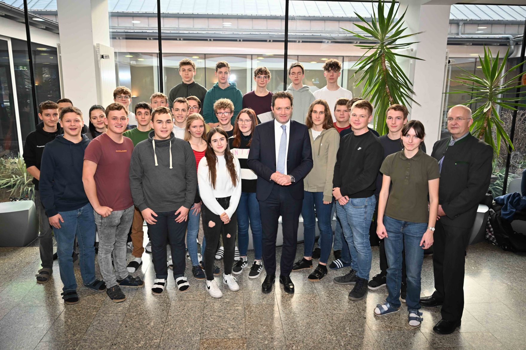 RHP_3200.jpg Herr Bundesminister Norbert Totschnig besuchte die HLBLA St. Florian Fernbach und verteilte and die Schülerinnen und Schüler Lebkuchen.
