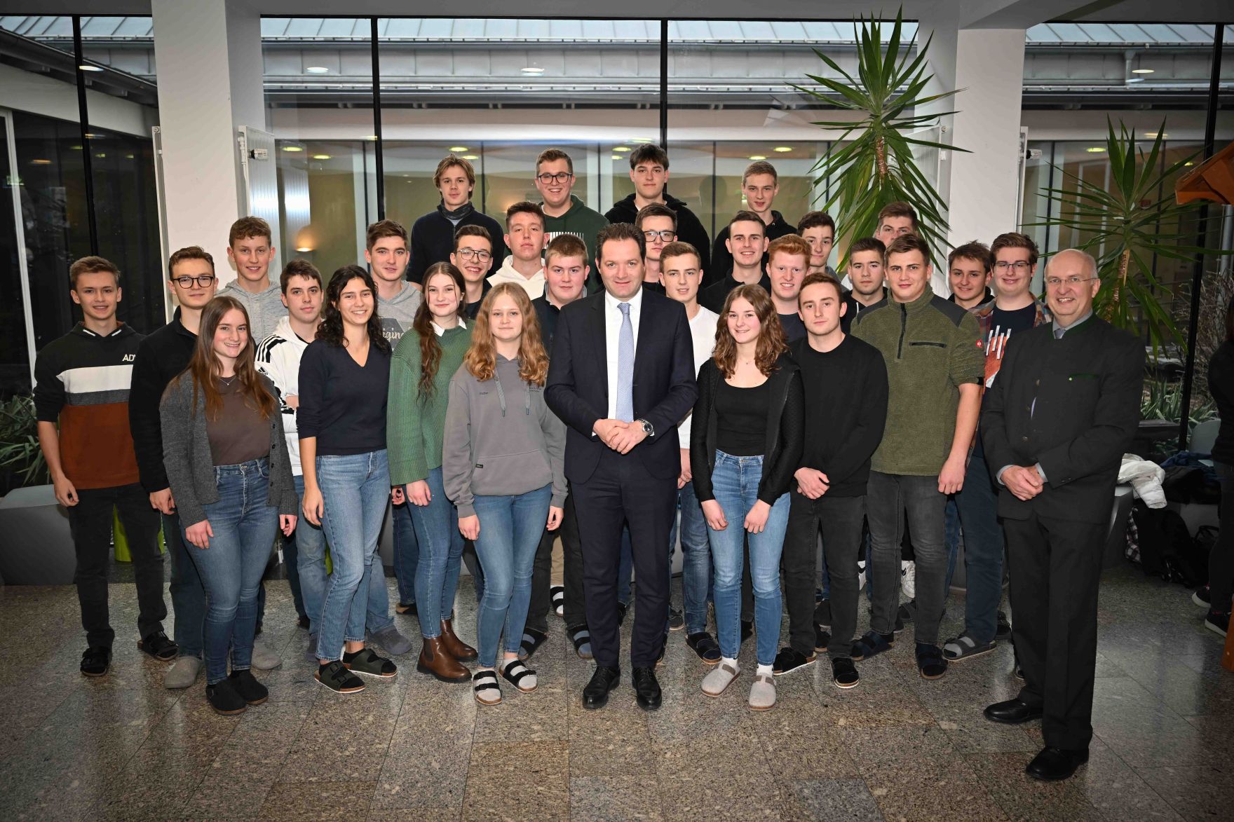 RHP_3213.jpg Herr Bundesminister Norbert Totschnig besuchte die HLBLA St. Florian Fernbach und verteilte and die Schülerinnen und Schüler Lebkuchen.