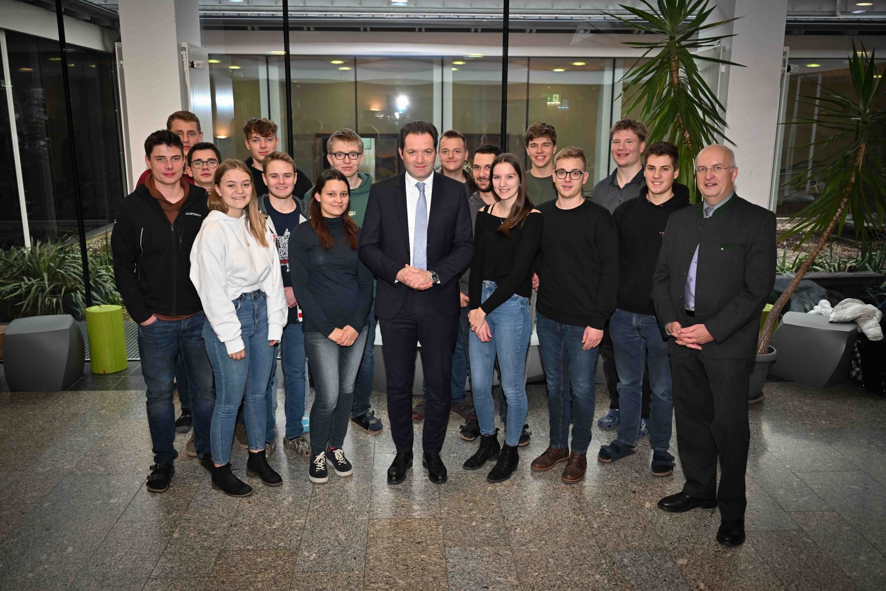 RHP_3217.jpg Herr Bundesminister Norbert Totschnig besuchte die HLBLA St. Florian Fernbach und verteilte and die Schülerinnen und Schüler Lebkuchen.