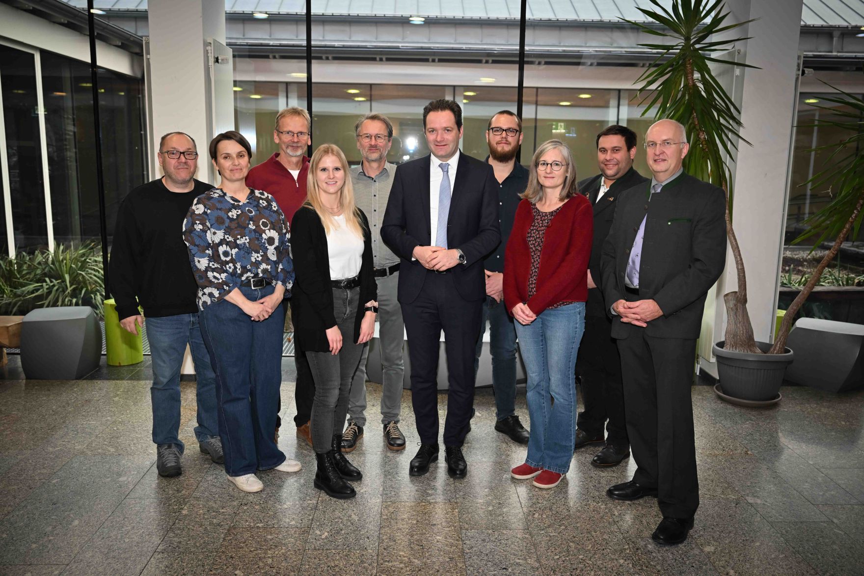 RHP_3218.jpg Herr Bundesminister Norbert Totschnig besuchte die HLBLA St. Florian Fernbach und verteilte and die Schülerinnen und Schüler Lebkuchen.