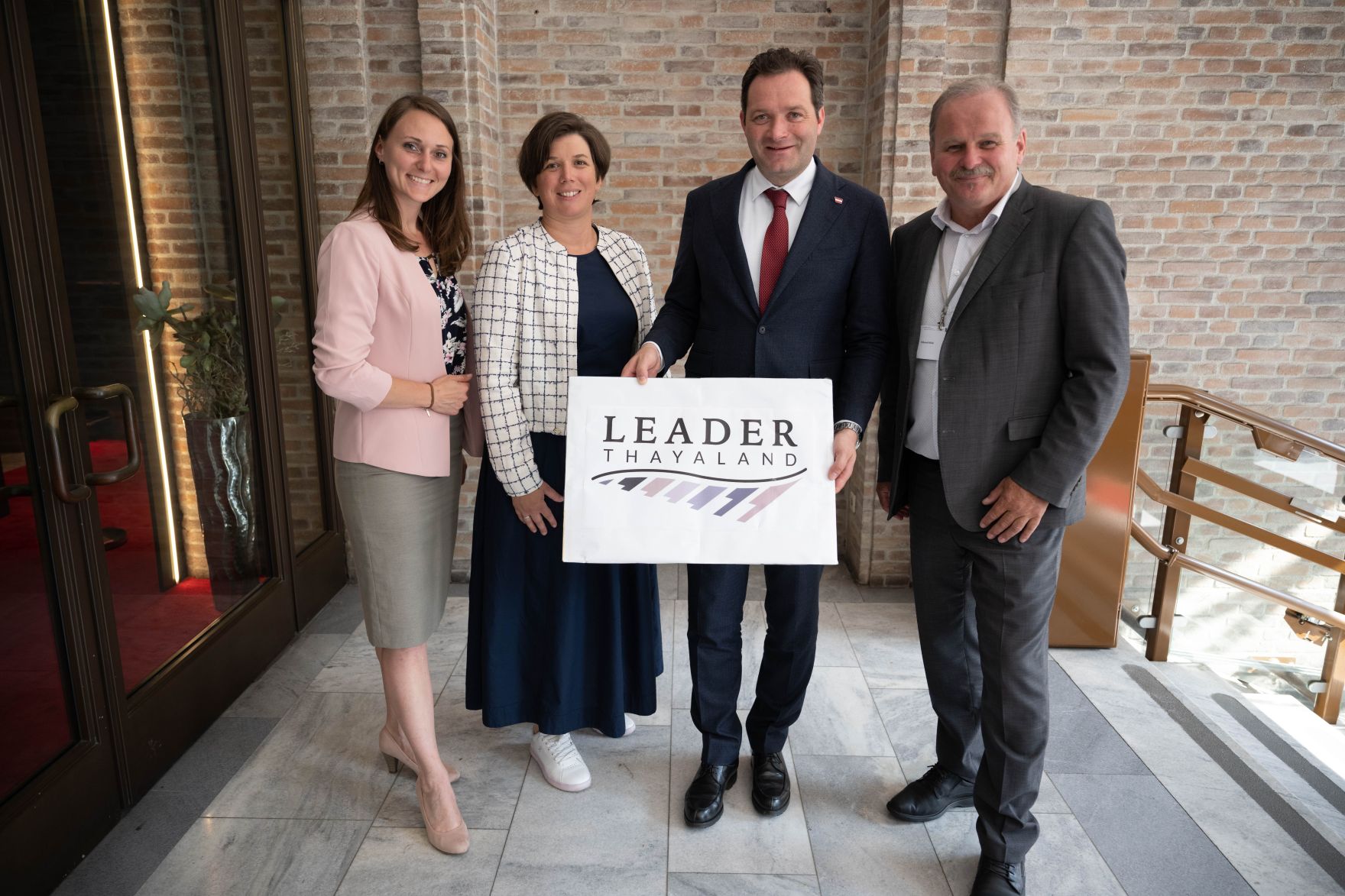RHP_8178.jpg Die Lokale Entwicklungsstrategie (LES) beschreibt, zu welchen Themen die jeweilige LEADER Region in der Periode 2023–2027 arbeitet, welche Art von Projekten gefördert werden und wie der Modus der Projektförderung abläuft. Zum Start der neuen Periode wurden 83 LEADER Regionen ausgezeichnet und Herr Bundesminister Norbert Totschnig übermittelt die Zertifikate bei der Veranstaltung.