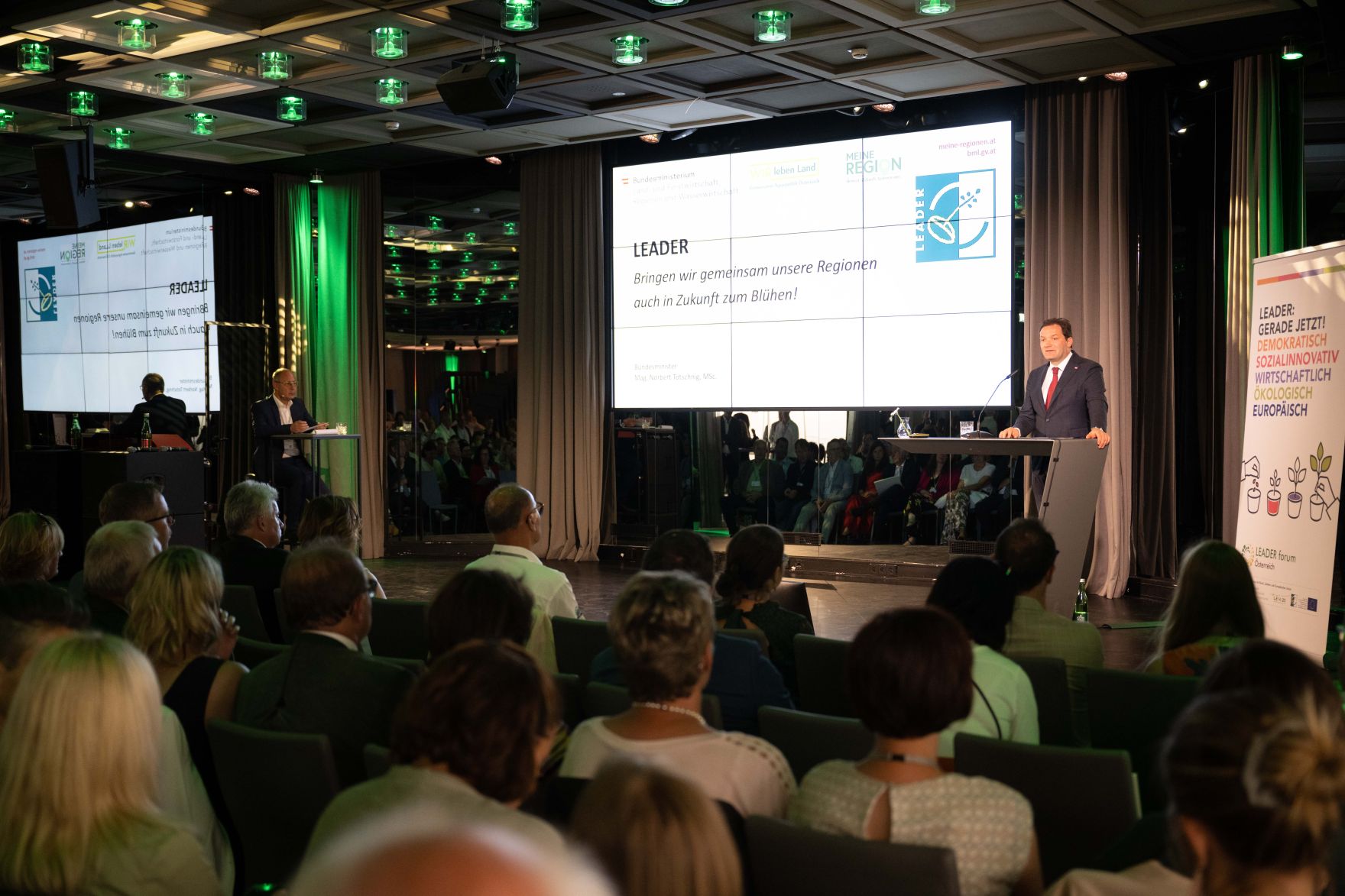 RHP_8252.jpg Die Lokale Entwicklungsstrategie (LES) beschreibt, zu welchen Themen die jeweilige LEADER Region in der Periode 2023–2027 arbeitet, welche Art von Projekten gefördert werden und wie der Modus der Projektförderung abläuft. Zum Start der neuen Periode wurden 83 LEADER Regionen ausgezeichnet und Herr Bundesminister Norbert Totschnig übermittelt die Zertifikate bei der Veranstaltung.
