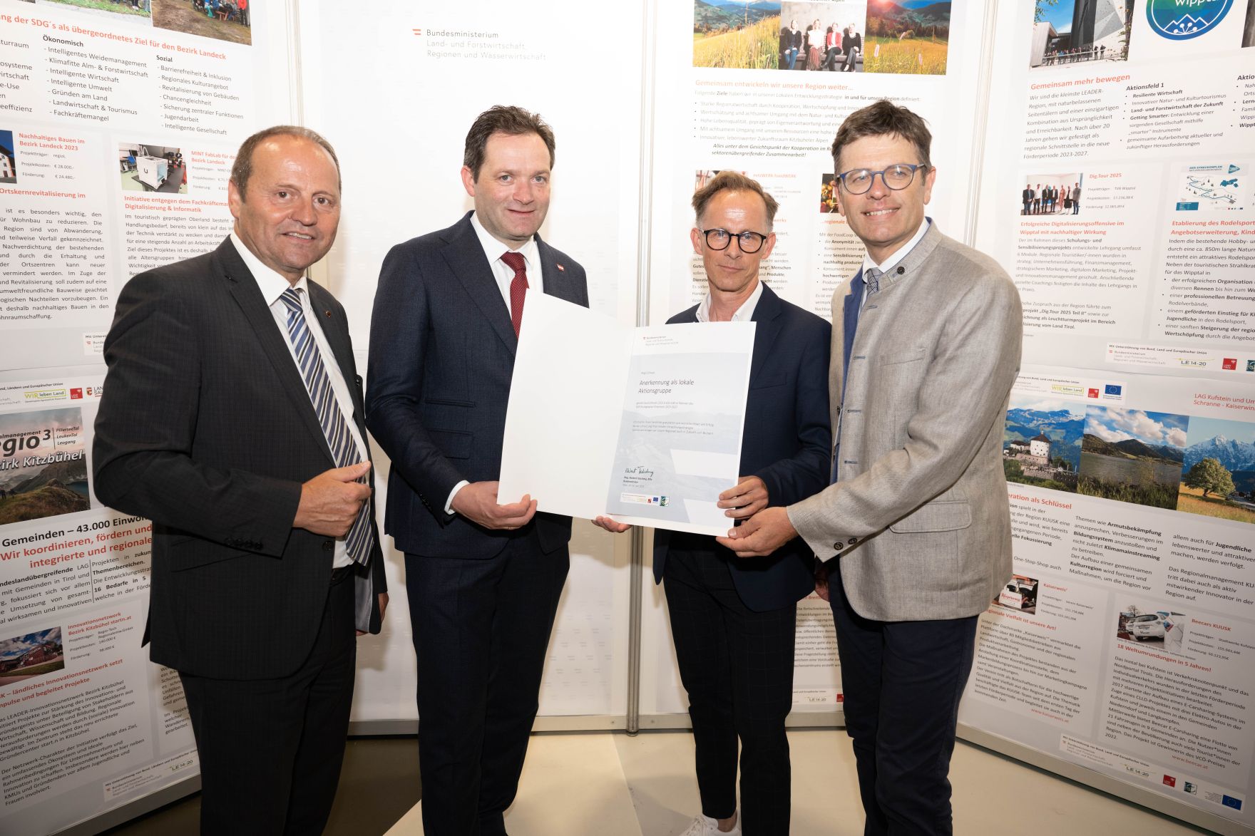 RHP_8516.jpg Die Lokale Entwicklungsstrategie (LES) beschreibt, zu welchen Themen die jeweilige LEADER Region in der Periode 2023–2027 arbeitet, welche Art von Projekten gefördert werden und wie der Modus der Projektförderung abläuft. Zum Start der neuen Periode wurden 83 LEADER Regionen ausgezeichnet und Herr Bundesminister Norbert Totschnig übermittelt die Zertifikate bei der Veranstaltung.