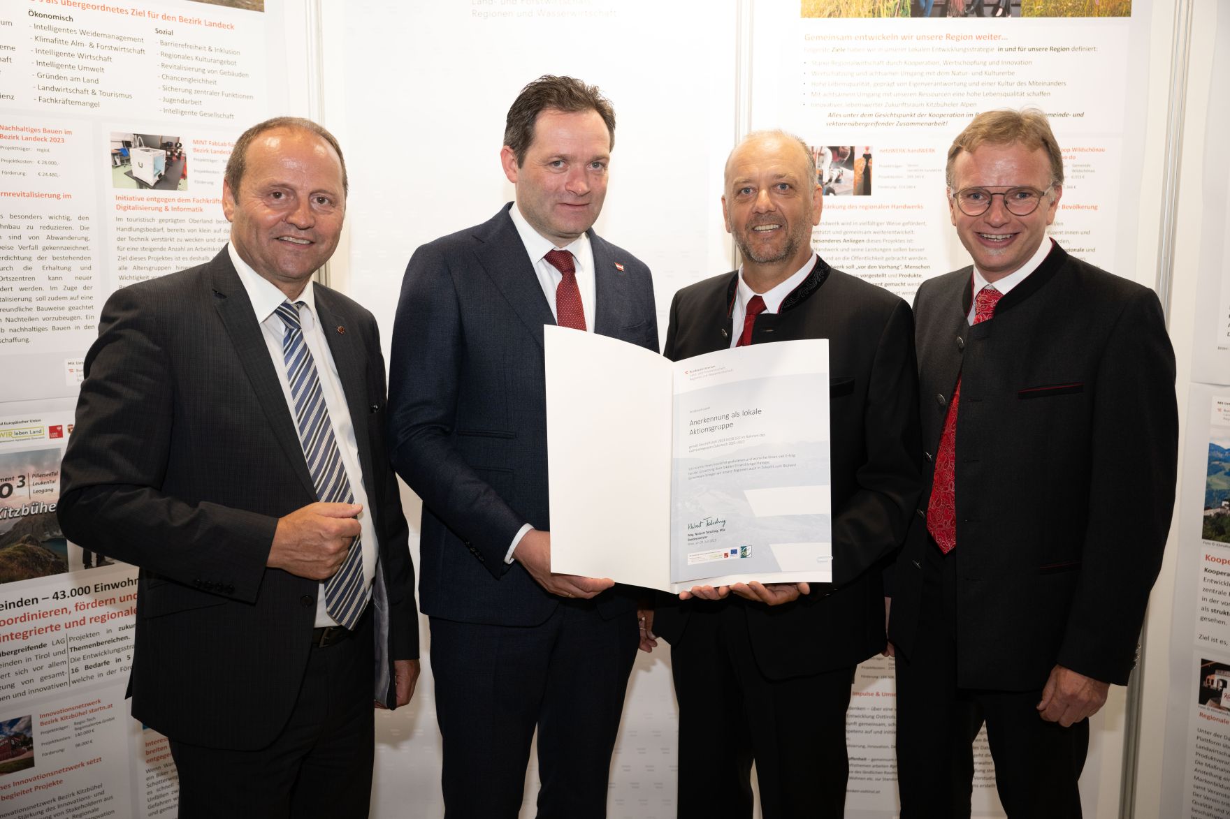 RHP_8522.jpg Die Lokale Entwicklungsstrategie (LES) beschreibt, zu welchen Themen die jeweilige LEADER Region in der Periode 2023–2027 arbeitet, welche Art von Projekten gefördert werden und wie der Modus der Projektförderung abläuft. Zum Start der neuen Periode wurden 83 LEADER Regionen ausgezeichnet und Herr Bundesminister Norbert Totschnig übermittelt die Zertifikate bei der Veranstaltung.