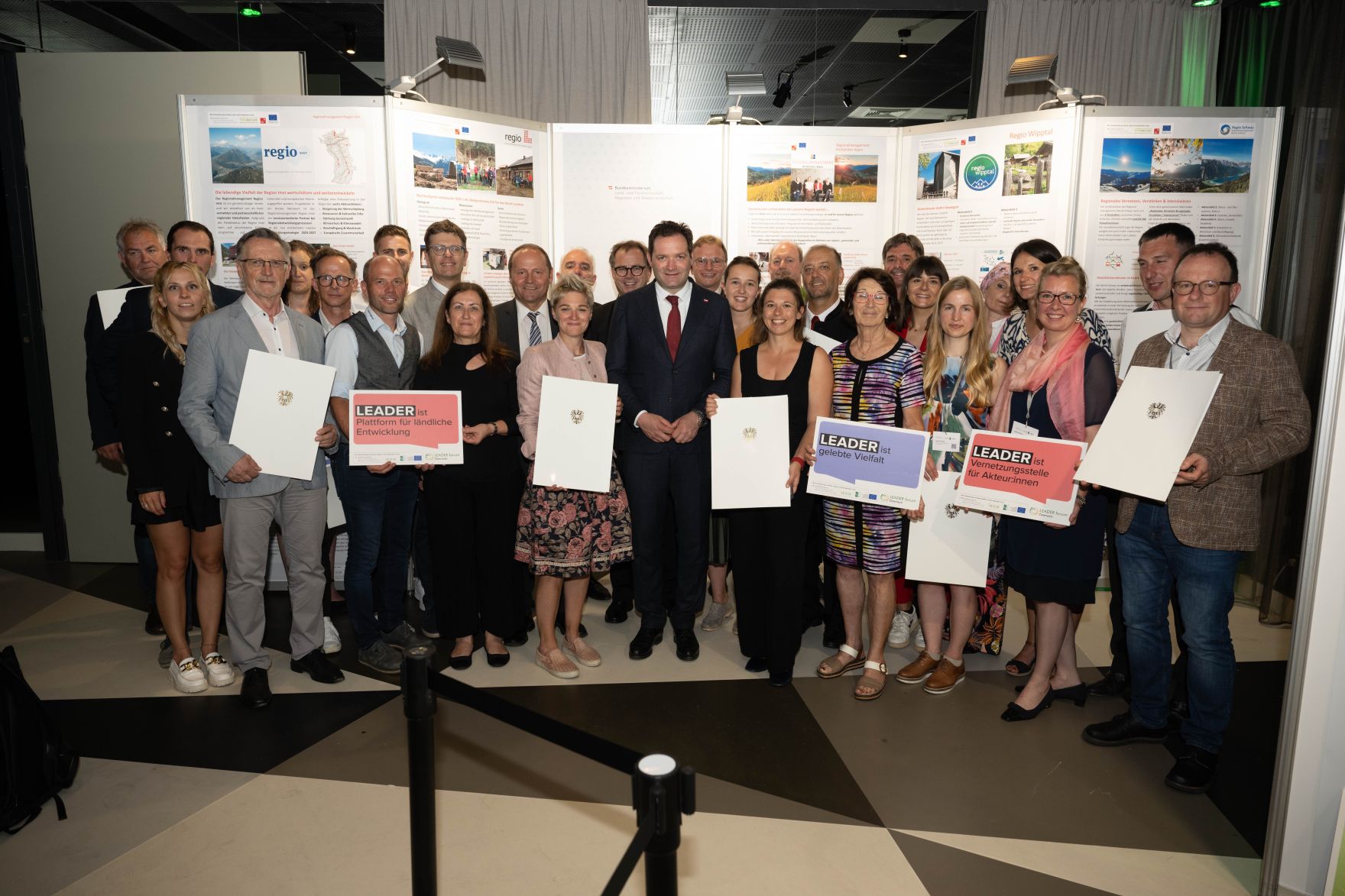 RHP_8523.jpg Die Lokale Entwicklungsstrategie (LES) beschreibt, zu welchen Themen die jeweilige LEADER Region in der Periode 2023–2027 arbeitet, welche Art von Projekten gefördert werden und wie der Modus der Projektförderung abläuft. Zum Start der neuen Periode wurden 83 LEADER Regionen ausgezeichnet und Herr Bundesminister Norbert Totschnig übermittelt die Zertifikate bei der Veranstaltung.