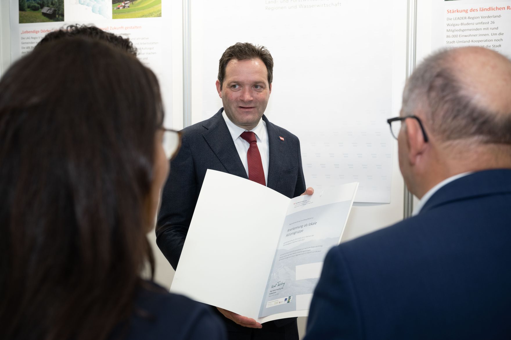 RHP_8529.jpg Die Lokale Entwicklungsstrategie (LES) beschreibt, zu welchen Themen die jeweilige LEADER Region in der Periode 2023–2027 arbeitet, welche Art von Projekten gefördert werden und wie der Modus der Projektförderung abläuft. Zum Start der neuen Periode wurden 83 LEADER Regionen ausgezeichnet und Herr Bundesminister Norbert Totschnig übermittelt die Zertifikate bei der Veranstaltung.
