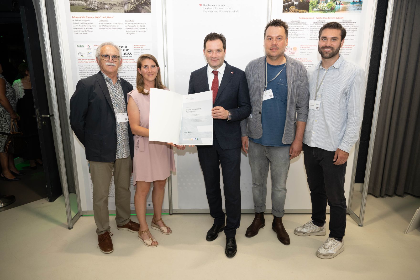 RHP_8546.jpg Die Lokale Entwicklungsstrategie (LES) beschreibt, zu welchen Themen die jeweilige LEADER Region in der Periode 2023–2027 arbeitet, welche Art von Projekten gefördert werden und wie der Modus der Projektförderung abläuft. Zum Start der neuen Periode wurden 83 LEADER Regionen ausgezeichnet und Herr Bundesminister Norbert Totschnig übermittelt die Zertifikate bei der Veranstaltung.