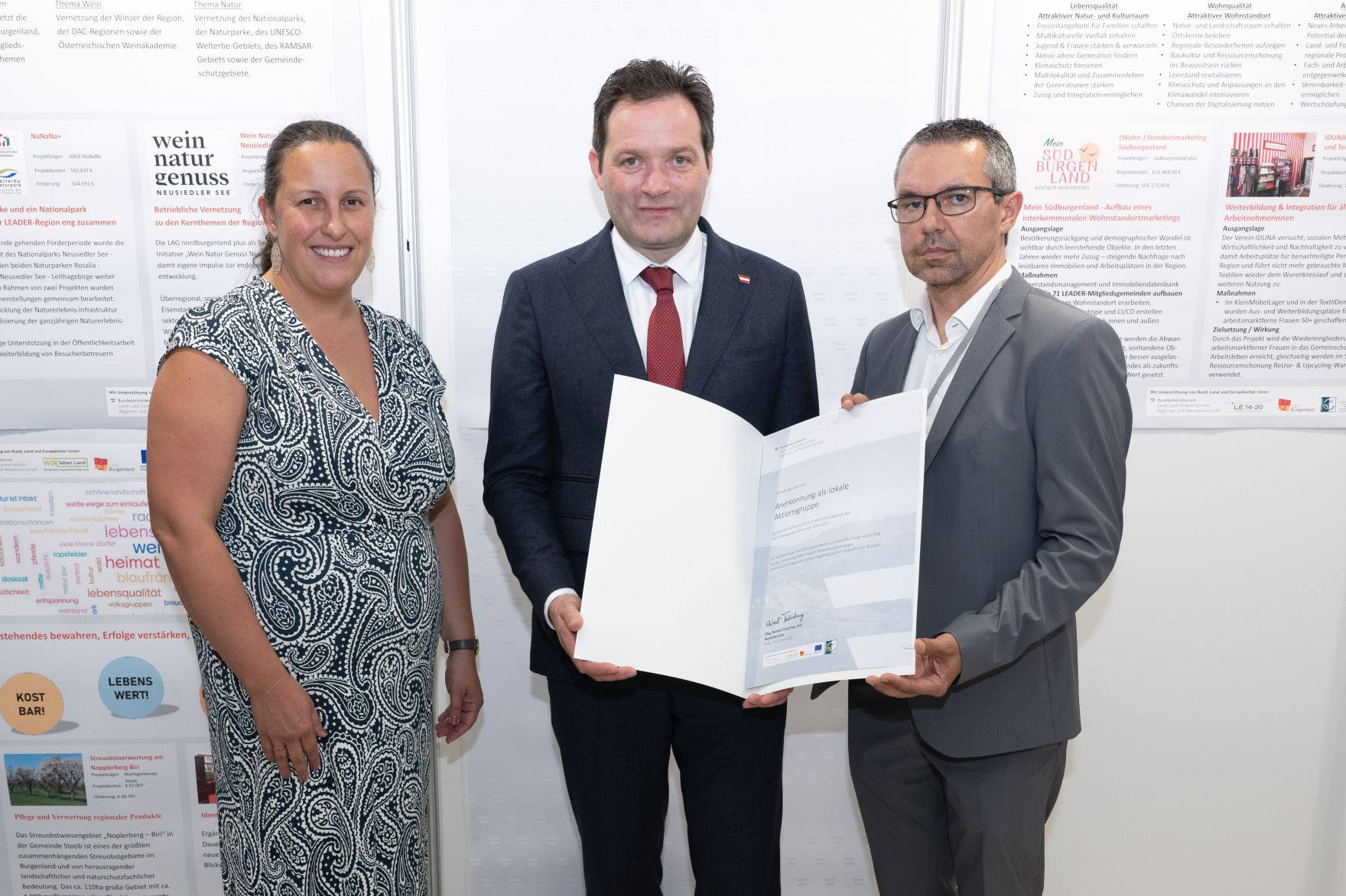RHP_8554.jpg Die Lokale Entwicklungsstrategie (LES) beschreibt, zu welchen Themen die jeweilige LEADER Region in der Periode 2023–2027 arbeitet, welche Art von Projekten gefördert werden und wie der Modus der Projektförderung abläuft. Zum Start der neuen Periode wurden 83 LEADER Regionen ausgezeichnet und Herr Bundesminister Norbert Totschnig übermittelt die Zertifikate bei der Veranstaltung.