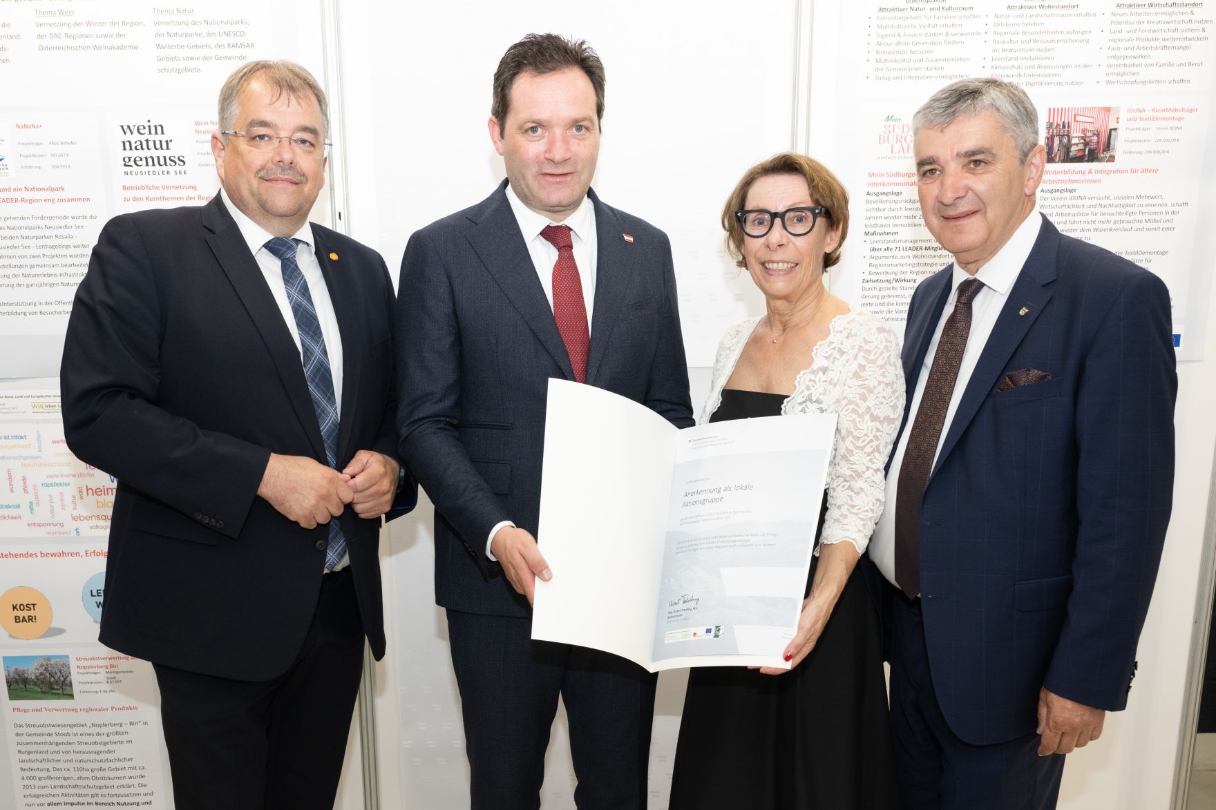 RHP_8557.jpg Die Lokale Entwicklungsstrategie (LES) beschreibt, zu welchen Themen die jeweilige LEADER Region in der Periode 2023–2027 arbeitet, welche Art von Projekten gefördert werden und wie der Modus der Projektförderung abläuft. Zum Start der neuen Periode wurden 83 LEADER Regionen ausgezeichnet und Herr Bundesminister Norbert Totschnig übermittelt die Zertifikate bei der Veranstaltung.