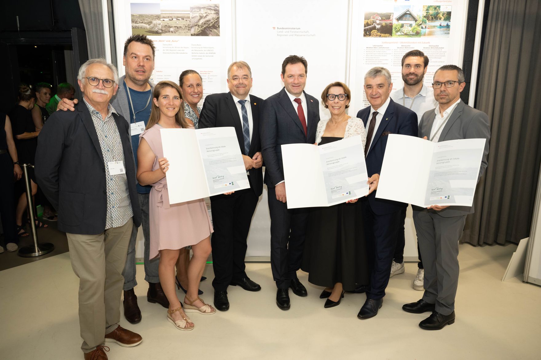 Die Lokale Entwicklungsstrategie (LES) beschreibt, zu welchen Themen die jeweilige LEADER Region in der Periode 2023&ndash;2027 arbeitet, welche Art von Projekten gef&ouml;rdert werden und wie der Modus der Projektf&ouml;rderung abl&auml;uft. Zum Start der neuen Periode wurden 83 LEADER Regionen ausgezeichnet und Herr Bundesminister Norbert Totschnig &uuml;bermittelt die Zertifikate bei der Veranstaltung.