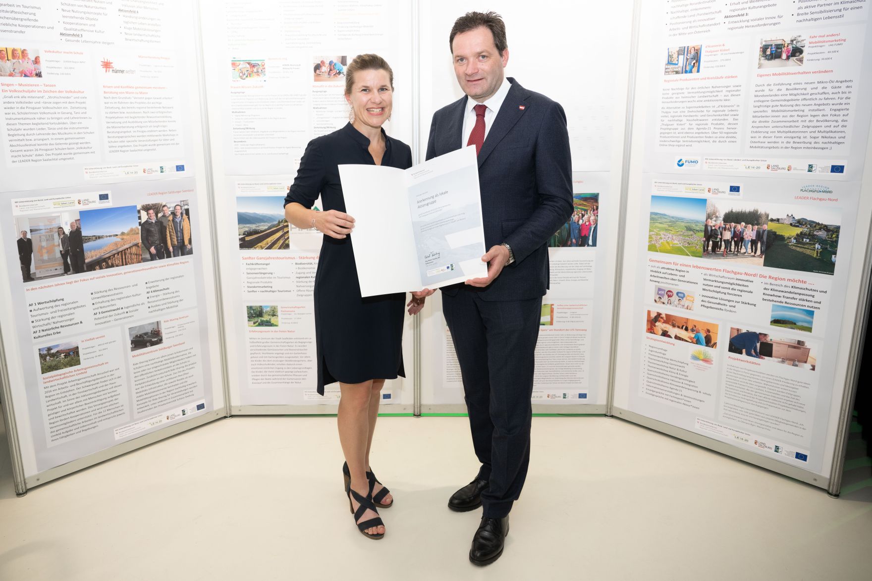 RHP_8571.jpg Die Lokale Entwicklungsstrategie (LES) beschreibt, zu welchen Themen die jeweilige LEADER Region in der Periode 2023–2027 arbeitet, welche Art von Projekten gefördert werden und wie der Modus der Projektförderung abläuft. Zum Start der neuen Periode wurden 83 LEADER Regionen ausgezeichnet und Herr Bundesminister Norbert Totschnig übermittelt die Zertifikate bei der Veranstaltung.