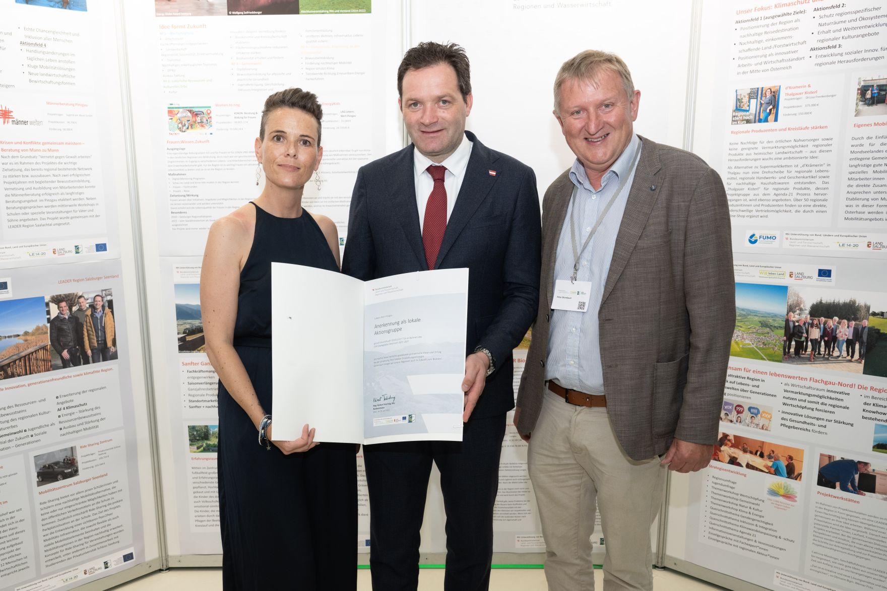 RHP_8577.jpg Die Lokale Entwicklungsstrategie (LES) beschreibt, zu welchen Themen die jeweilige LEADER Region in der Periode 2023–2027 arbeitet, welche Art von Projekten gefördert werden und wie der Modus der Projektförderung abläuft. Zum Start der neuen Periode wurden 83 LEADER Regionen ausgezeichnet und Herr Bundesminister Norbert Totschnig übermittelt die Zertifikate bei der Veranstaltung.