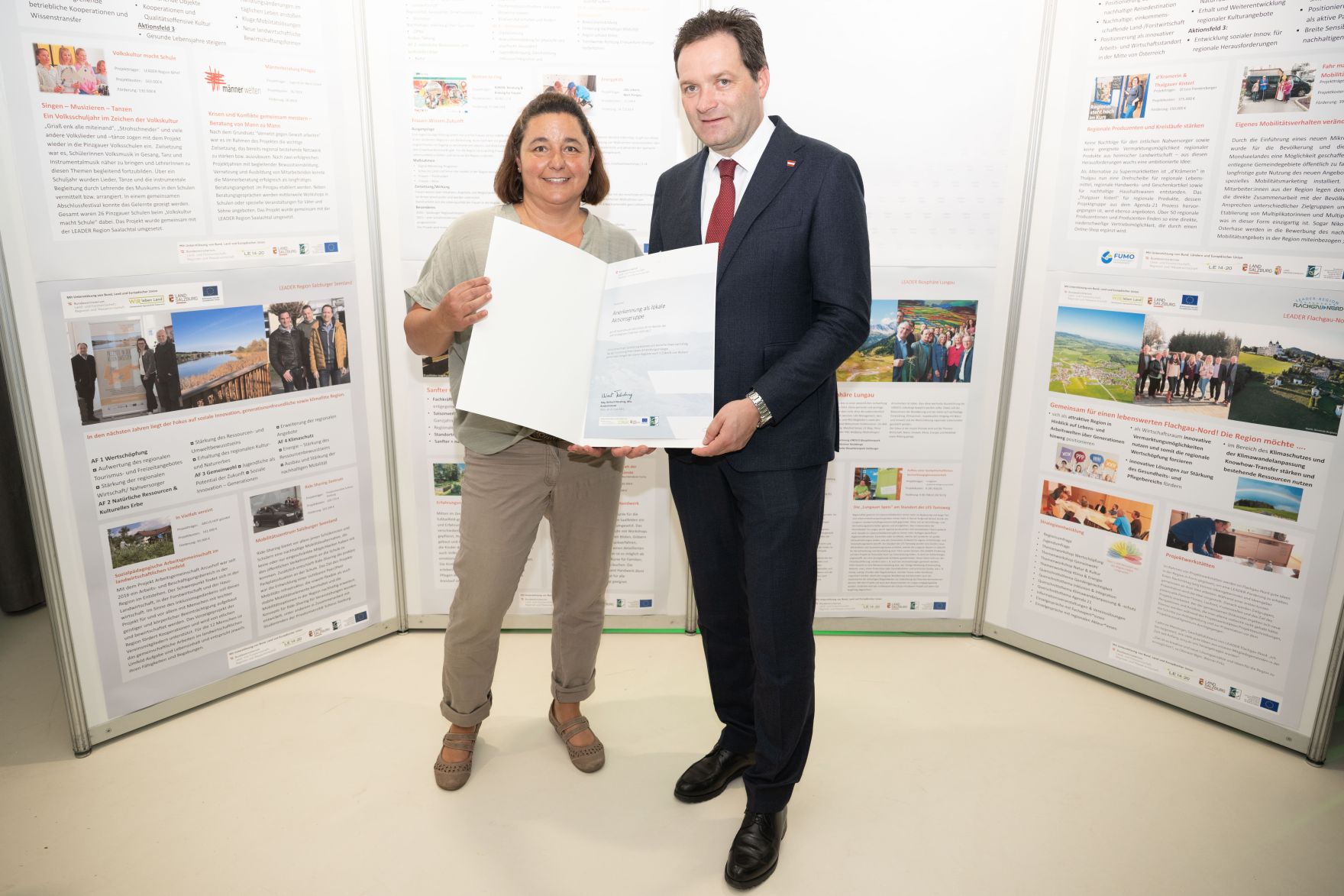 RHP_8579.jpg Die Lokale Entwicklungsstrategie (LES) beschreibt, zu welchen Themen die jeweilige LEADER Region in der Periode 2023–2027 arbeitet, welche Art von Projekten gefördert werden und wie der Modus der Projektförderung abläuft. Zum Start der neuen Periode wurden 83 LEADER Regionen ausgezeichnet und Herr Bundesminister Norbert Totschnig übermittelt die Zertifikate bei der Veranstaltung.