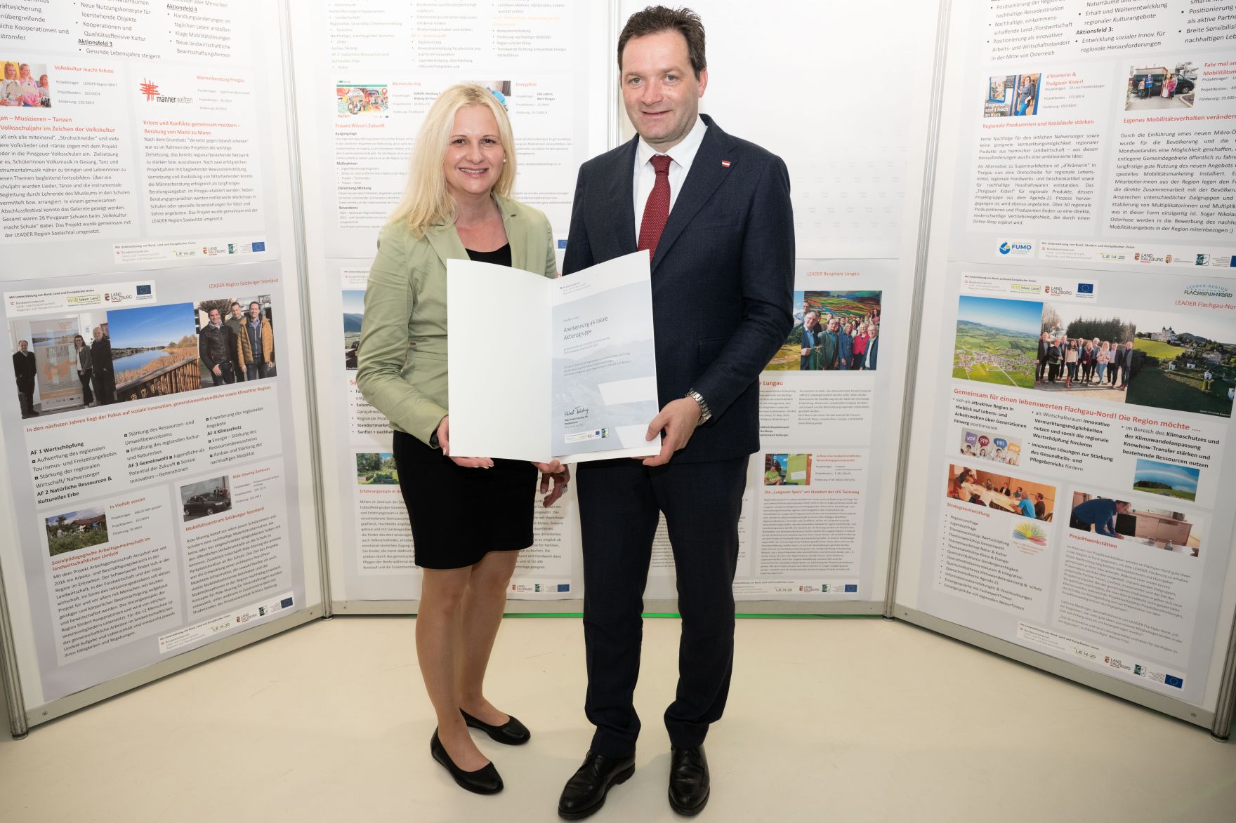 RHP_8583.jpg Die Lokale Entwicklungsstrategie (LES) beschreibt, zu welchen Themen die jeweilige LEADER Region in der Periode 2023–2027 arbeitet, welche Art von Projekten gefördert werden und wie der Modus der Projektförderung abläuft. Zum Start der neuen Periode wurden 83 LEADER Regionen ausgezeichnet und Herr Bundesminister Norbert Totschnig übermittelt die Zertifikate bei der Veranstaltung.