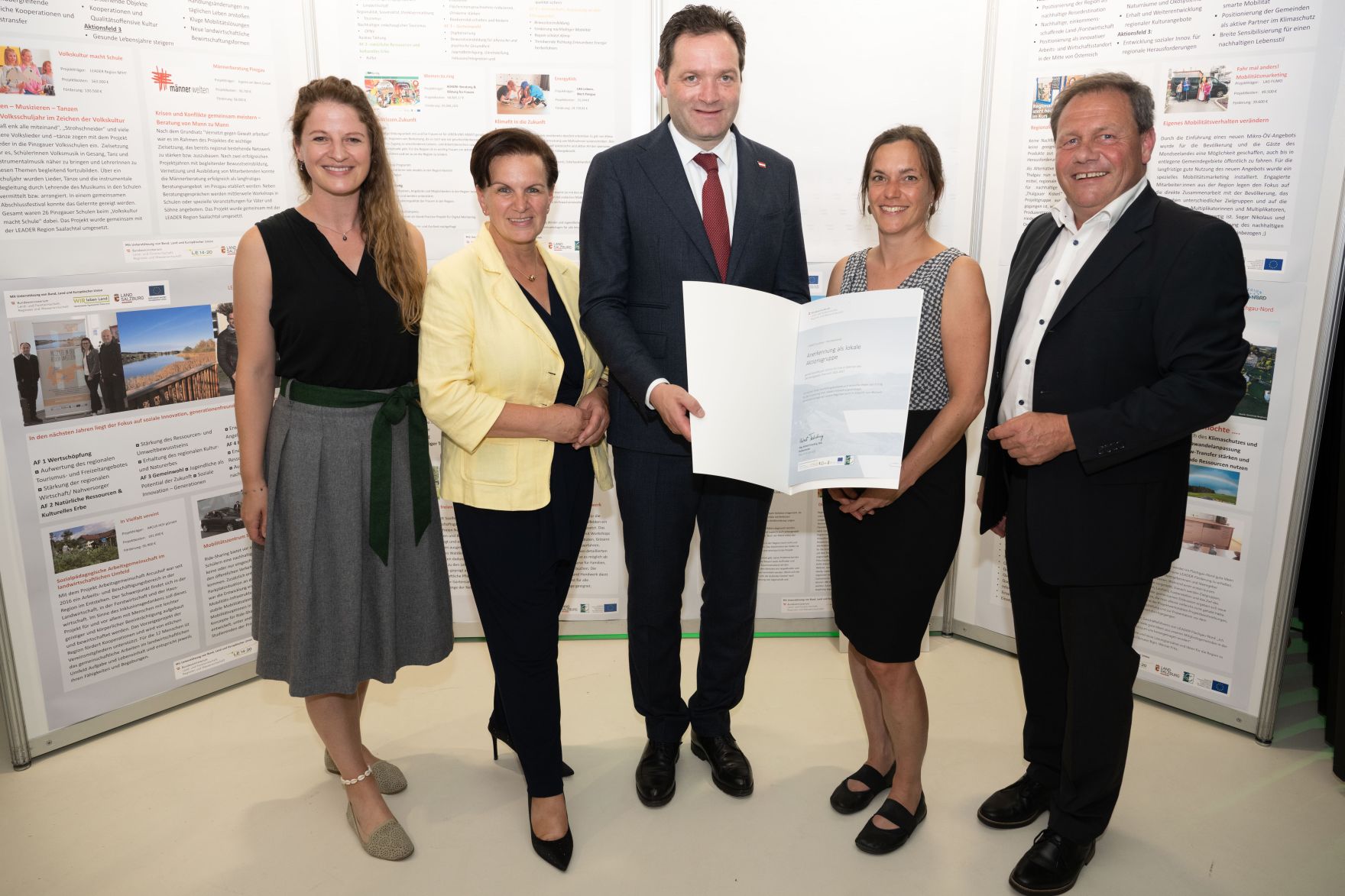 RHP_8588.jpg Die Lokale Entwicklungsstrategie (LES) beschreibt, zu welchen Themen die jeweilige LEADER Region in der Periode 2023–2027 arbeitet, welche Art von Projekten gefördert werden und wie der Modus der Projektförderung abläuft. Zum Start der neuen Periode wurden 83 LEADER Regionen ausgezeichnet und Herr Bundesminister Norbert Totschnig übermittelt die Zertifikate bei der Veranstaltung.