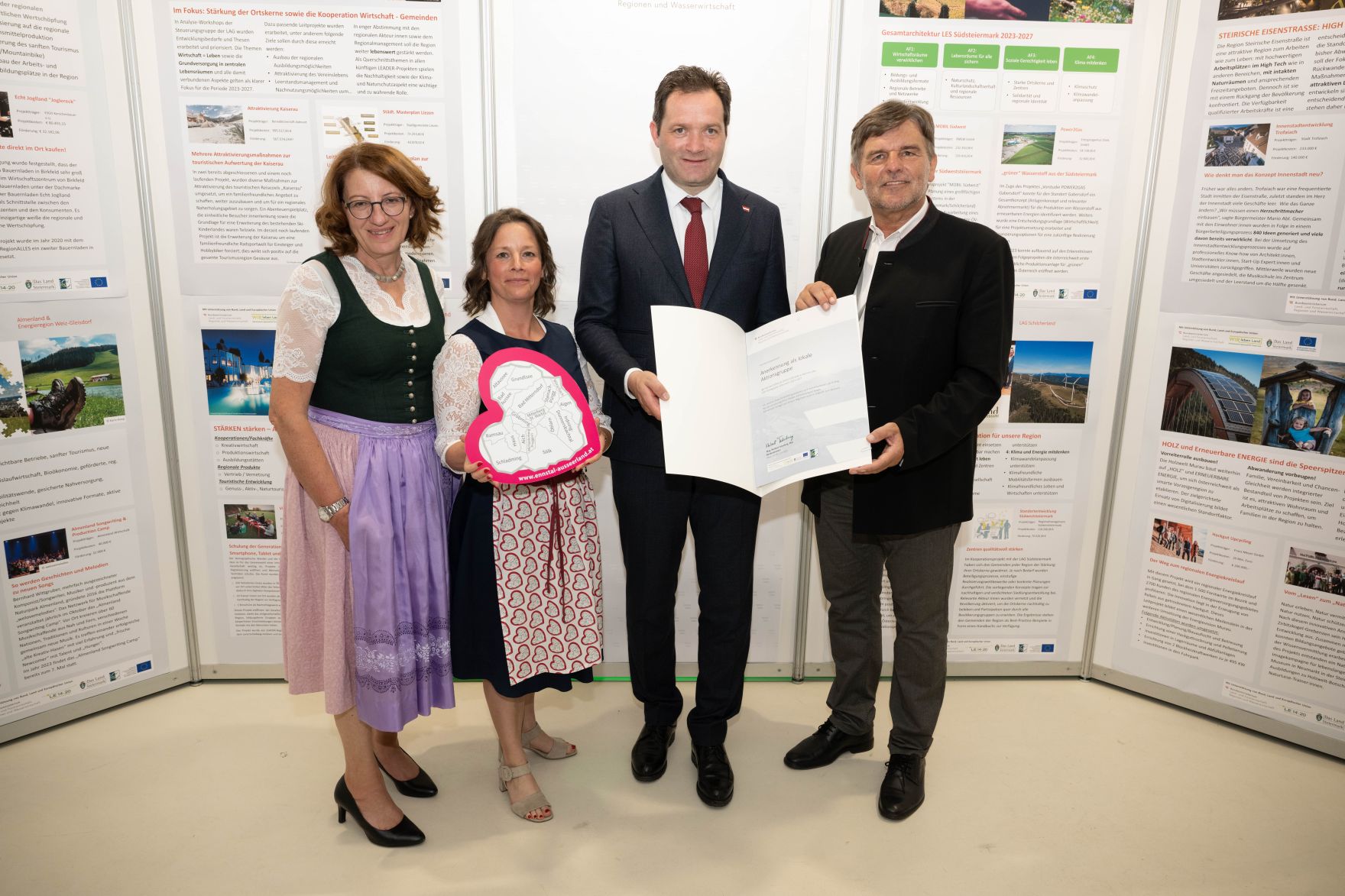 RHP_8602.jpg Die Lokale Entwicklungsstrategie (LES) beschreibt, zu welchen Themen die jeweilige LEADER Region in der Periode 2023–2027 arbeitet, welche Art von Projekten gefördert werden und wie der Modus der Projektförderung abläuft. Zum Start der neuen Periode wurden 83 LEADER Regionen ausgezeichnet und Herr Bundesminister Norbert Totschnig übermittelt die Zertifikate bei der Veranstaltung.