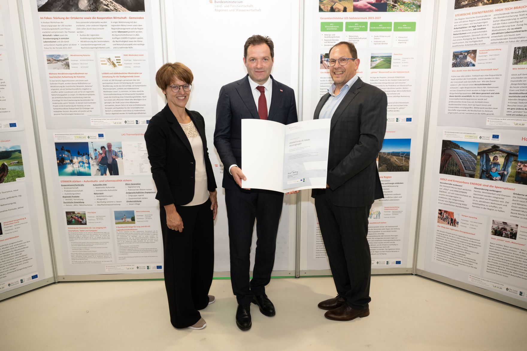 RHP_8606.jpg Die Lokale Entwicklungsstrategie (LES) beschreibt, zu welchen Themen die jeweilige LEADER Region in der Periode 2023–2027 arbeitet, welche Art von Projekten gefördert werden und wie der Modus der Projektförderung abläuft. Zum Start der neuen Periode wurden 83 LEADER Regionen ausgezeichnet und Herr Bundesminister Norbert Totschnig übermittelt die Zertifikate bei der Veranstaltung.