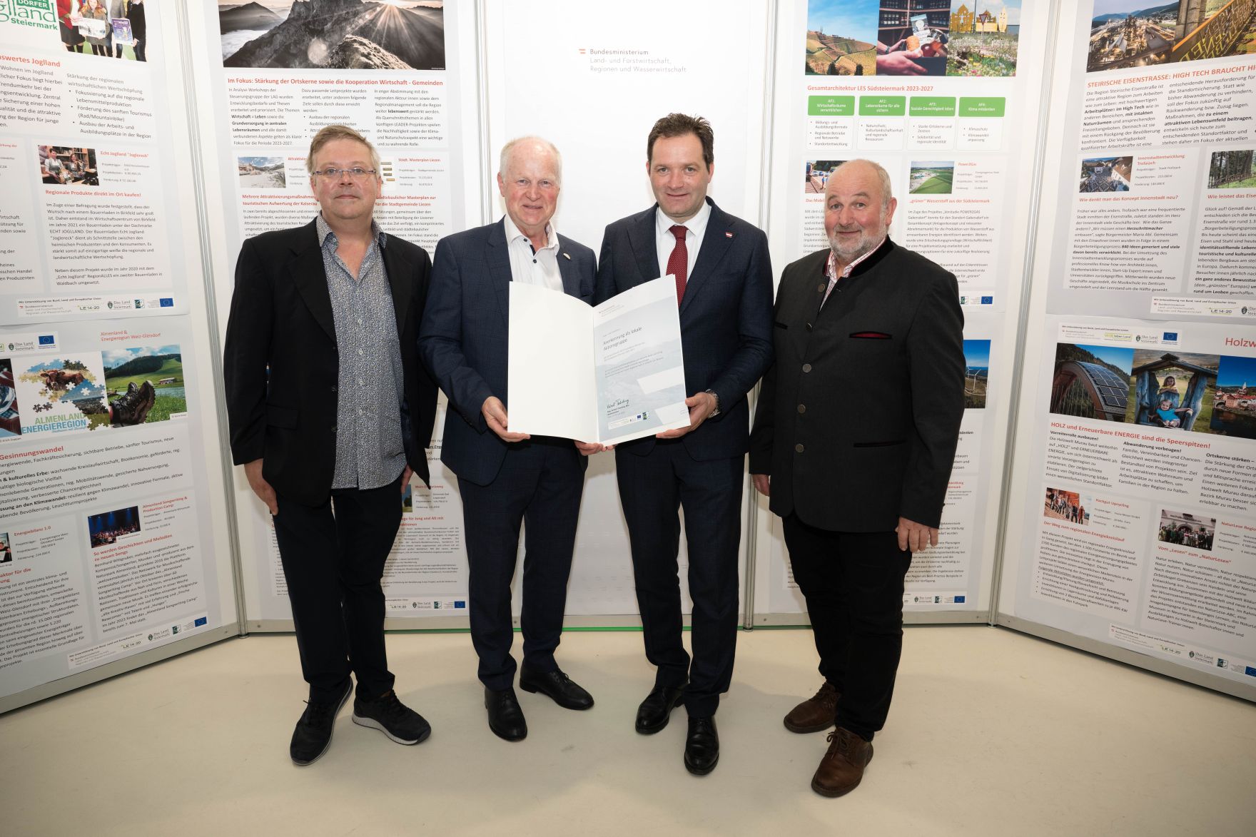 RHP_8613.jpg Die Lokale Entwicklungsstrategie (LES) beschreibt, zu welchen Themen die jeweilige LEADER Region in der Periode 2023–2027 arbeitet, welche Art von Projekten gefördert werden und wie der Modus der Projektförderung abläuft. Zum Start der neuen Periode wurden 83 LEADER Regionen ausgezeichnet und Herr Bundesminister Norbert Totschnig übermittelt die Zertifikate bei der Veranstaltung.