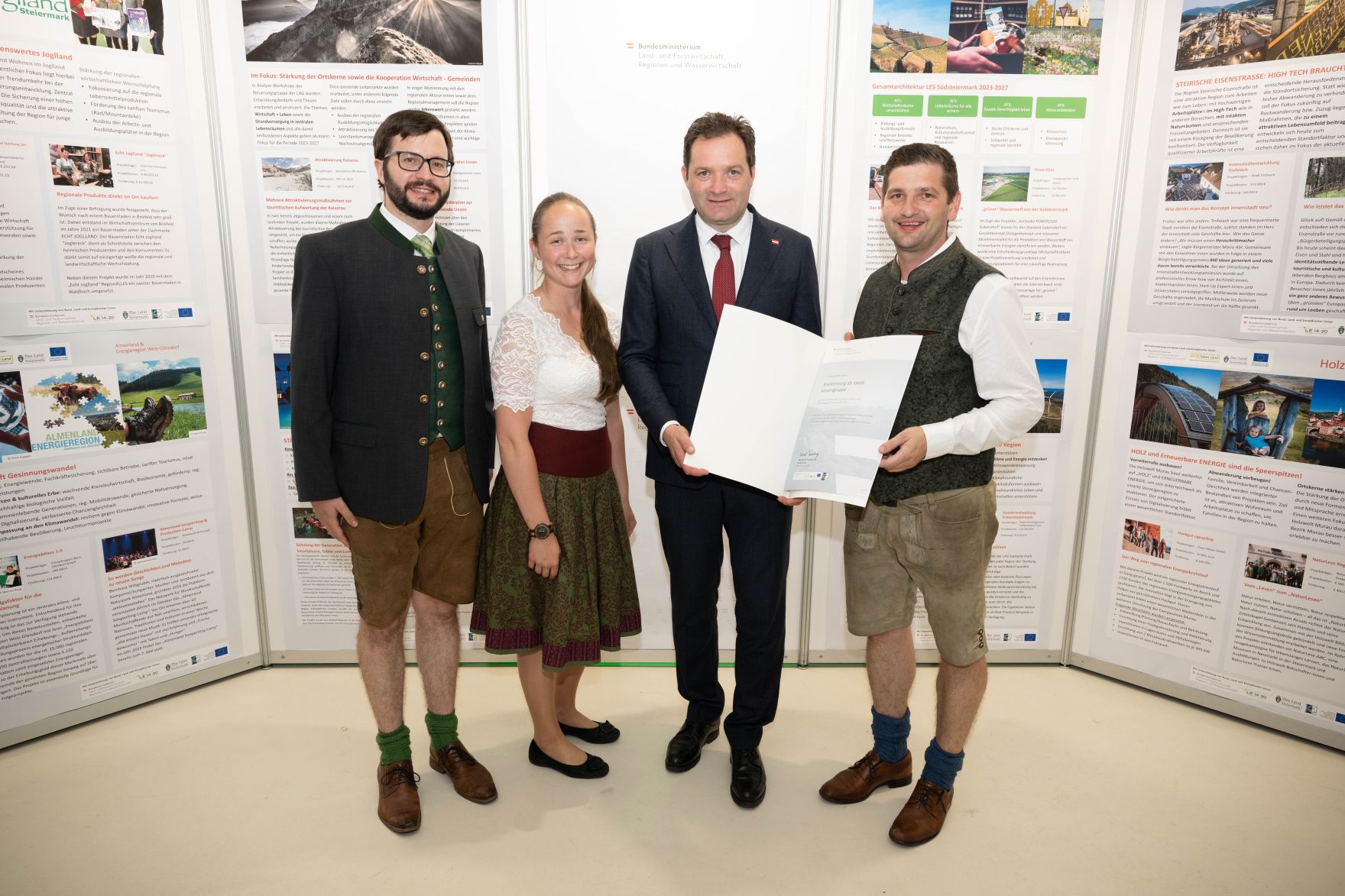 RHP_8618.jpg Die Lokale Entwicklungsstrategie (LES) beschreibt, zu welchen Themen die jeweilige LEADER Region in der Periode 2023–2027 arbeitet, welche Art von Projekten gefördert werden und wie der Modus der Projektförderung abläuft. Zum Start der neuen Periode wurden 83 LEADER Regionen ausgezeichnet und Herr Bundesminister Norbert Totschnig übermittelt die Zertifikate bei der Veranstaltung.