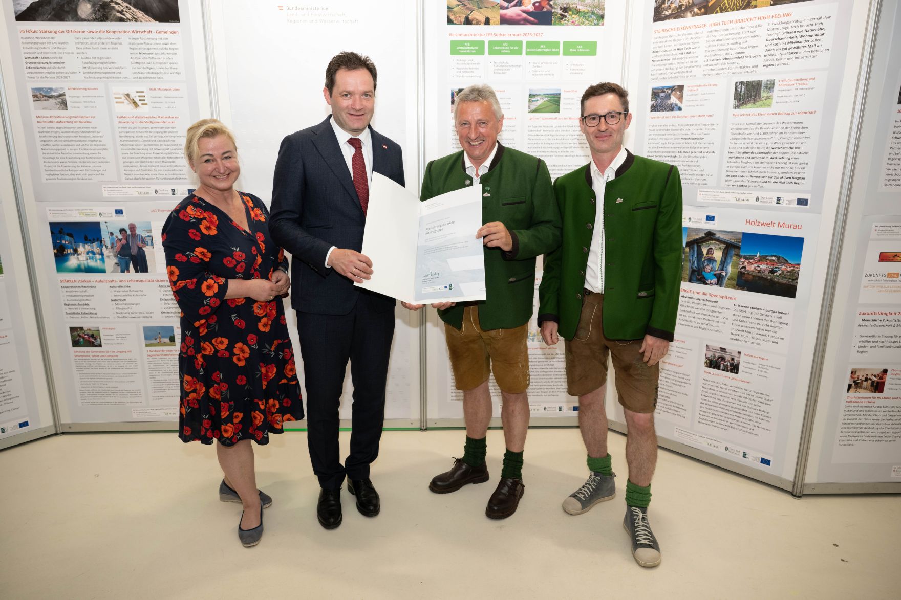 Die Lokale Entwicklungsstrategie (LES) beschreibt, zu welchen Themen die jeweilige LEADER Region in der Periode 2023&ndash;2027 arbeitet, welche Art von Projekten gef&ouml;rdert werden und wie der Modus der Projektf&ouml;rderung abl&auml;uft. Zum Start der neuen Periode wurden 83 LEADER Regionen ausgezeichnet und Herr Bundesminister Norbert Totschnig &uuml;bermittelt die Zertifikate bei der Veranstaltung.