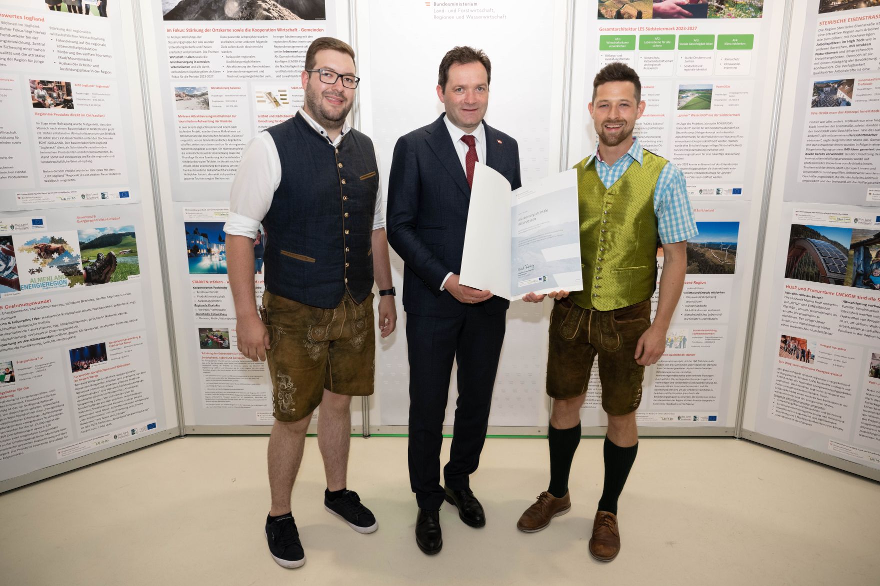 RHP_8632.jpg Die Lokale Entwicklungsstrategie (LES) beschreibt, zu welchen Themen die jeweilige LEADER Region in der Periode 2023–2027 arbeitet, welche Art von Projekten gefördert werden und wie der Modus der Projektförderung abläuft. Zum Start der neuen Periode wurden 83 LEADER Regionen ausgezeichnet und Herr Bundesminister Norbert Totschnig übermittelt die Zertifikate bei der Veranstaltung.