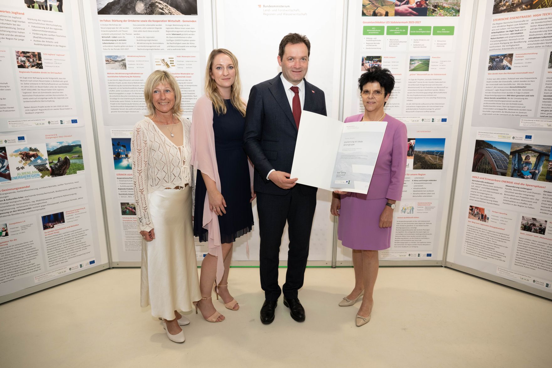 RHP_8634.jpg Die Lokale Entwicklungsstrategie (LES) beschreibt, zu welchen Themen die jeweilige LEADER Region in der Periode 2023–2027 arbeitet, welche Art von Projekten gefördert werden und wie der Modus der Projektförderung abläuft. Zum Start der neuen Periode wurden 83 LEADER Regionen ausgezeichnet und Herr Bundesminister Norbert Totschnig übermittelt die Zertifikate bei der Veranstaltung.