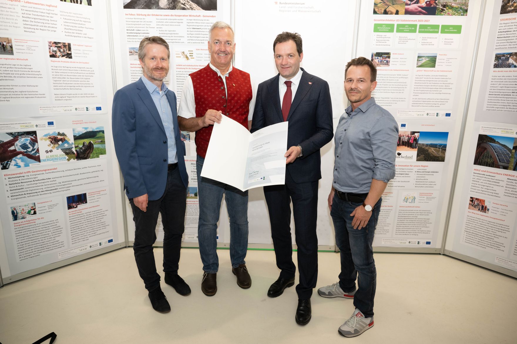 RHP_8641.jpg Die Lokale Entwicklungsstrategie (LES) beschreibt, zu welchen Themen die jeweilige LEADER Region in der Periode 2023–2027 arbeitet, welche Art von Projekten gefördert werden und wie der Modus der Projektförderung abläuft. Zum Start der neuen Periode wurden 83 LEADER Regionen ausgezeichnet und Herr Bundesminister Norbert Totschnig übermittelt die Zertifikate bei der Veranstaltung.