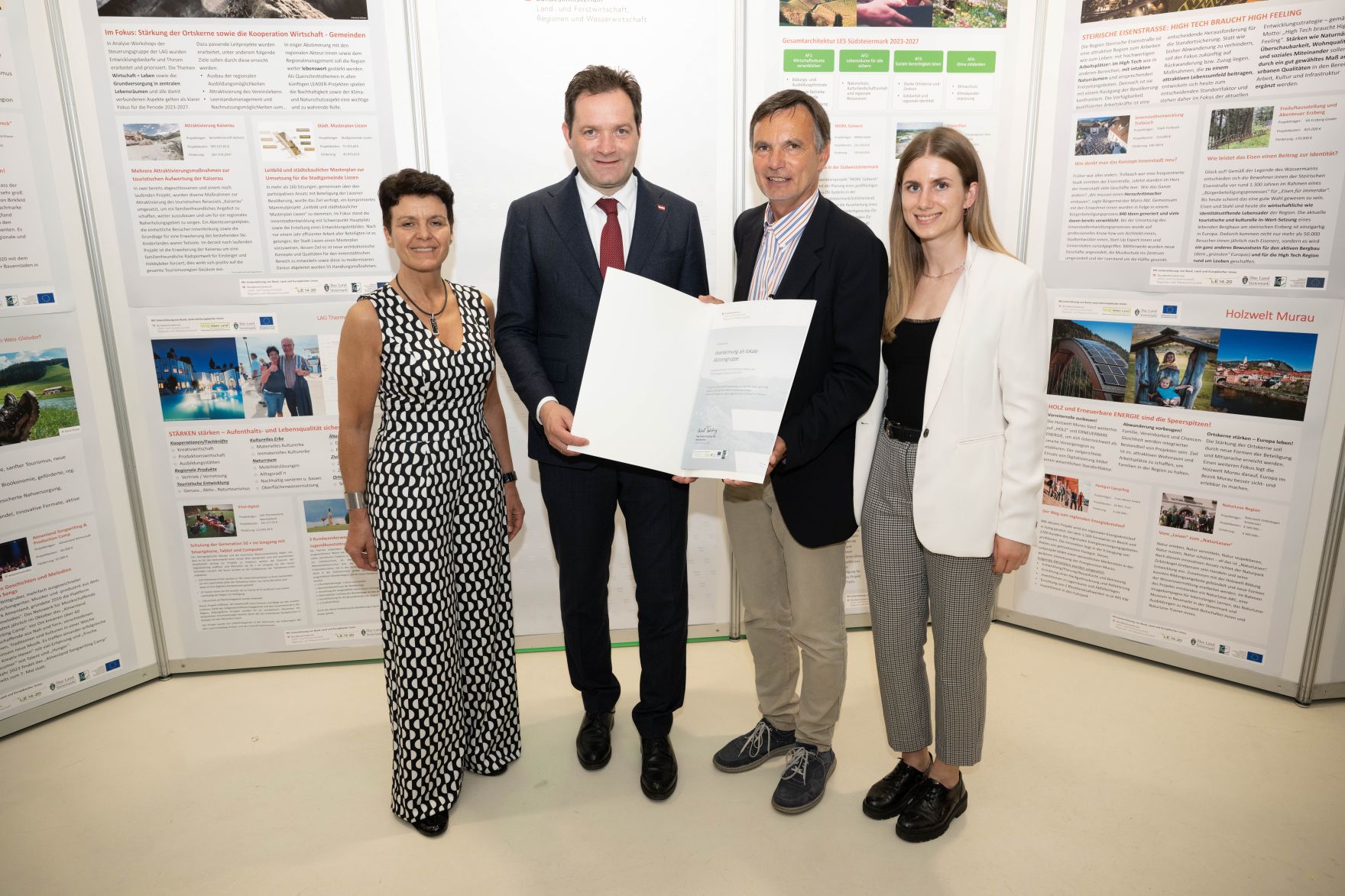 Die Lokale Entwicklungsstrategie (LES) beschreibt, zu welchen Themen die jeweilige LEADER Region in der Periode 2023&ndash;2027 arbeitet, welche Art von Projekten gef&ouml;rdert werden und wie der Modus der Projektf&ouml;rderung abl&auml;uft. Zum Start der neuen Periode wurden 83 LEADER Regionen ausgezeichnet und Herr Bundesminister Norbert Totschnig &uuml;bermittelt die Zertifikate bei der Veranstaltung.