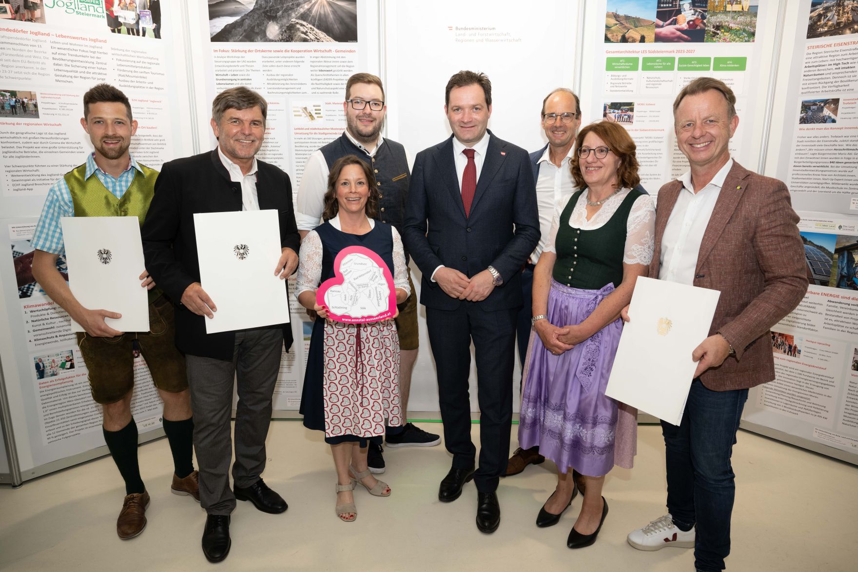 RHP_8653.jpg Die Lokale Entwicklungsstrategie (LES) beschreibt, zu welchen Themen die jeweilige LEADER Region in der Periode 2023–2027 arbeitet, welche Art von Projekten gefördert werden und wie der Modus der Projektförderung abläuft. Zum Start der neuen Periode wurden 83 LEADER Regionen ausgezeichnet und Herr Bundesminister Norbert Totschnig übermittelt die Zertifikate bei der Veranstaltung.