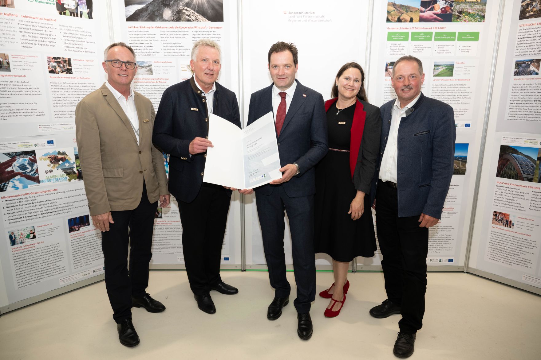 Die Lokale Entwicklungsstrategie (LES) beschreibt, zu welchen Themen die jeweilige LEADER Region in der Periode 2023&ndash;2027 arbeitet, welche Art von Projekten gef&ouml;rdert werden und wie der Modus der Projektf&ouml;rderung abl&auml;uft. Zum Start der neuen Periode wurden 83 LEADER Regionen ausgezeichnet und Herr Bundesminister Norbert Totschnig &uuml;bermittelt die Zertifikate bei der Veranstaltung.