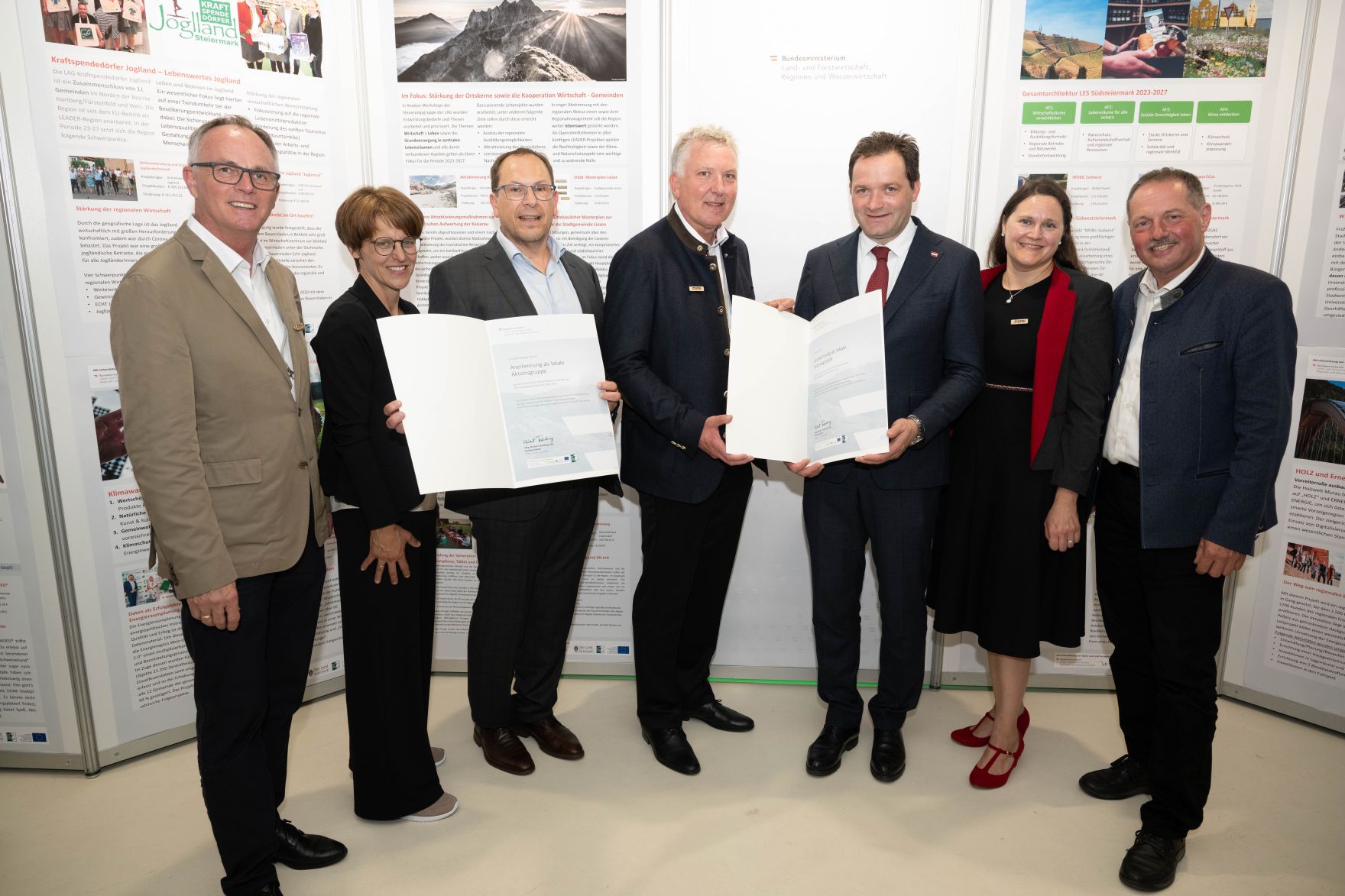 Die Lokale Entwicklungsstrategie (LES) beschreibt, zu welchen Themen die jeweilige LEADER Region in der Periode 2023&ndash;2027 arbeitet, welche Art von Projekten gef&ouml;rdert werden und wie der Modus der Projektf&ouml;rderung abl&auml;uft. Zum Start der neuen Periode wurden 83 LEADER Regionen ausgezeichnet und Herr Bundesminister Norbert Totschnig &uuml;bermittelt die Zertifikate bei der Veranstaltung.