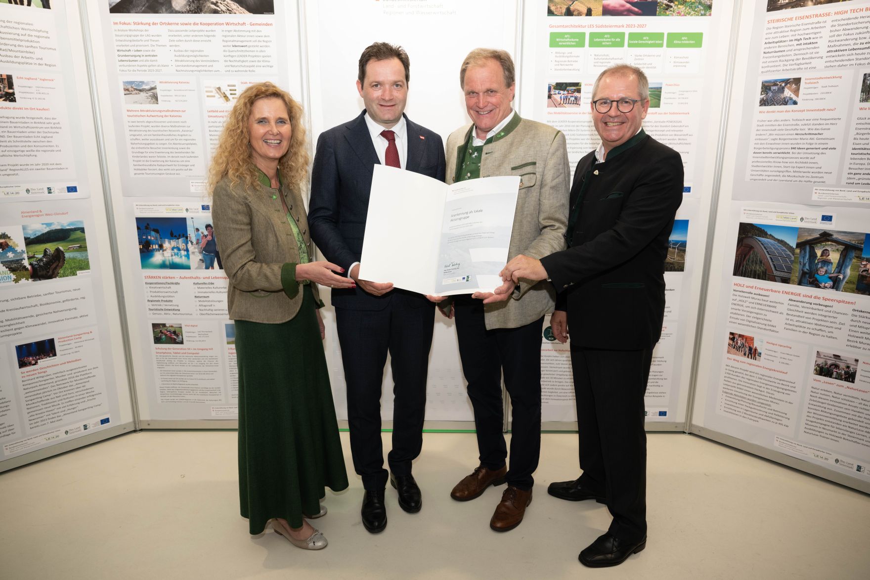 Die Lokale Entwicklungsstrategie (LES) beschreibt, zu welchen Themen die jeweilige LEADER Region in der Periode 2023&ndash;2027 arbeitet, welche Art von Projekten gef&ouml;rdert werden und wie der Modus der Projektf&ouml;rderung abl&auml;uft. Zum Start der neuen Periode wurden 83 LEADER Regionen ausgezeichnet und Herr Bundesminister Norbert Totschnig &uuml;bermittelt die Zertifikate bei der Veranstaltung.