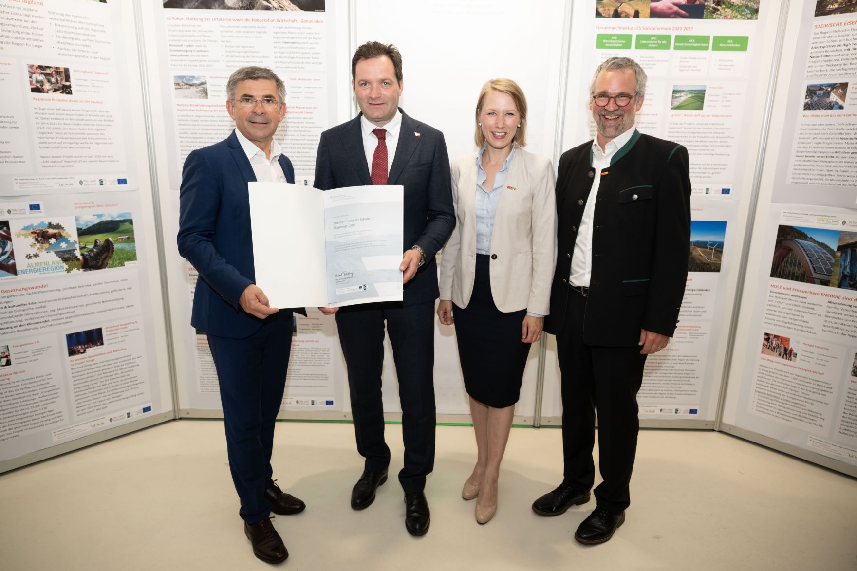 Die Lokale Entwicklungsstrategie (LES) beschreibt, zu welchen Themen die jeweilige LEADER Region in der Periode 2023&ndash;2027 arbeitet, welche Art von Projekten gef&ouml;rdert werden und wie der Modus der Projektf&ouml;rderung abl&auml;uft. Zum Start der neuen Periode wurden 83 LEADER Regionen ausgezeichnet und Herr Bundesminister Norbert Totschnig &uuml;bermittelt die Zertifikate bei der Veranstaltung.