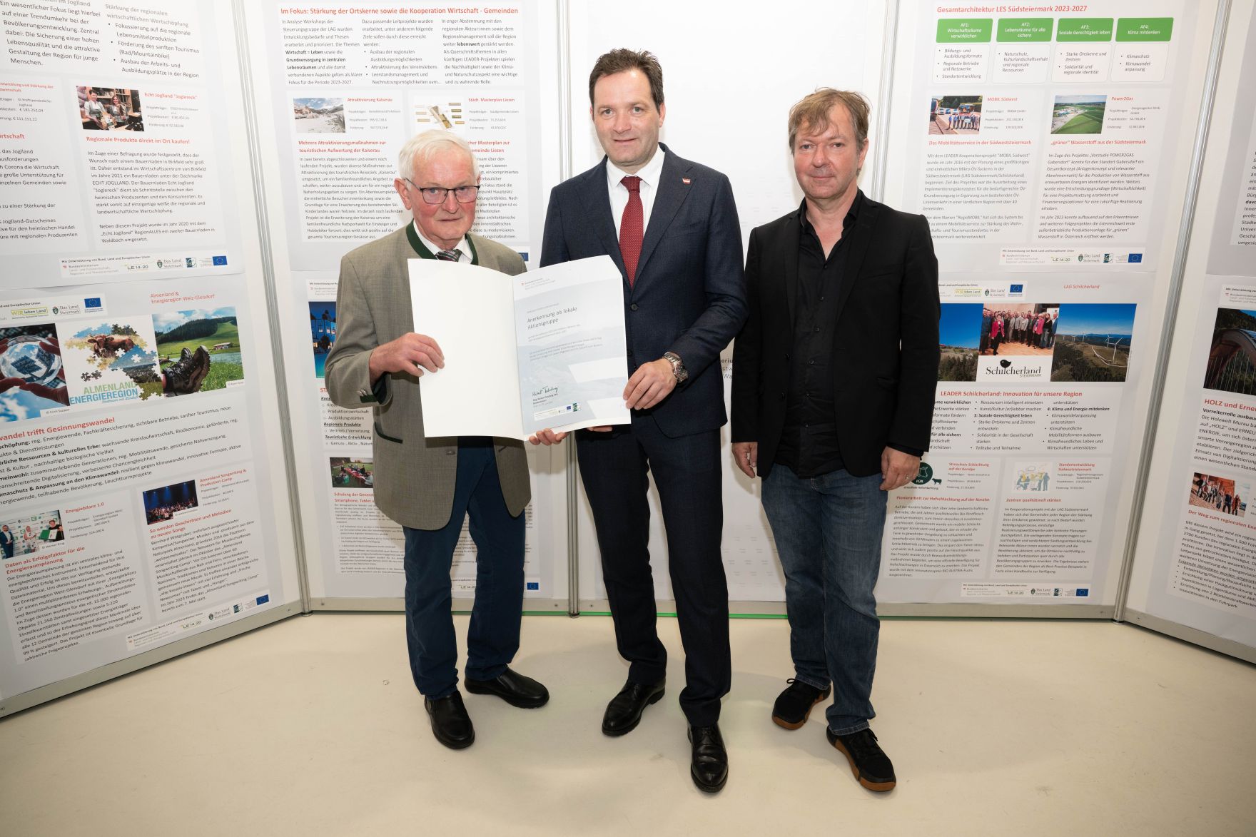 Die Lokale Entwicklungsstrategie (LES) beschreibt, zu welchen Themen die jeweilige LEADER Region in der Periode 2023&ndash;2027 arbeitet, welche Art von Projekten gef&ouml;rdert werden und wie der Modus der Projektf&ouml;rderung abl&auml;uft. Zum Start der neuen Periode wurden 83 LEADER Regionen ausgezeichnet und Herr Bundesminister Norbert Totschnig &uuml;bermittelt die Zertifikate bei der Veranstaltung.