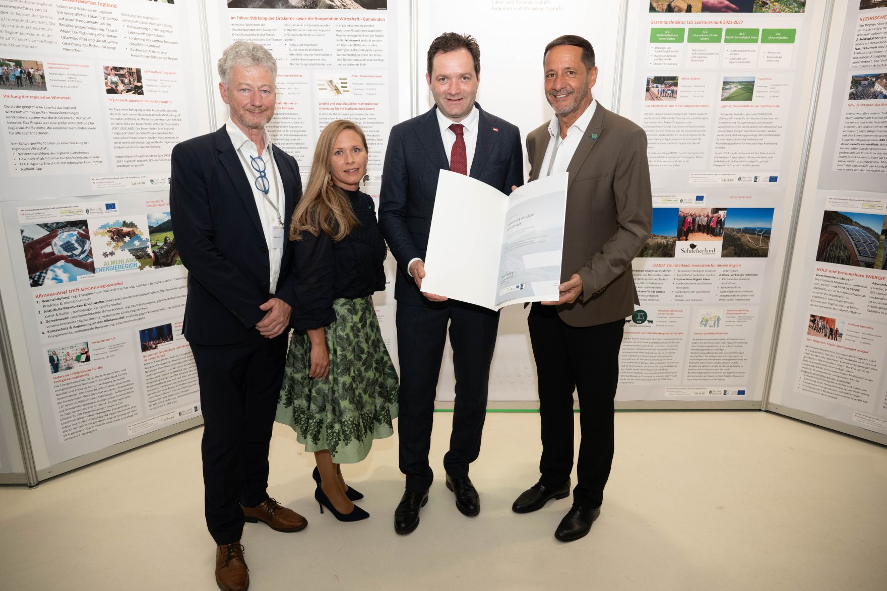 Die Lokale Entwicklungsstrategie (LES) beschreibt, zu welchen Themen die jeweilige LEADER Region in der Periode 2023&ndash;2027 arbeitet, welche Art von Projekten gef&ouml;rdert werden und wie der Modus der Projektf&ouml;rderung abl&auml;uft. Zum Start der neuen Periode wurden 83 LEADER Regionen ausgezeichnet und Herr Bundesminister Norbert Totschnig &uuml;bermittelt die Zertifikate bei der Veranstaltung.