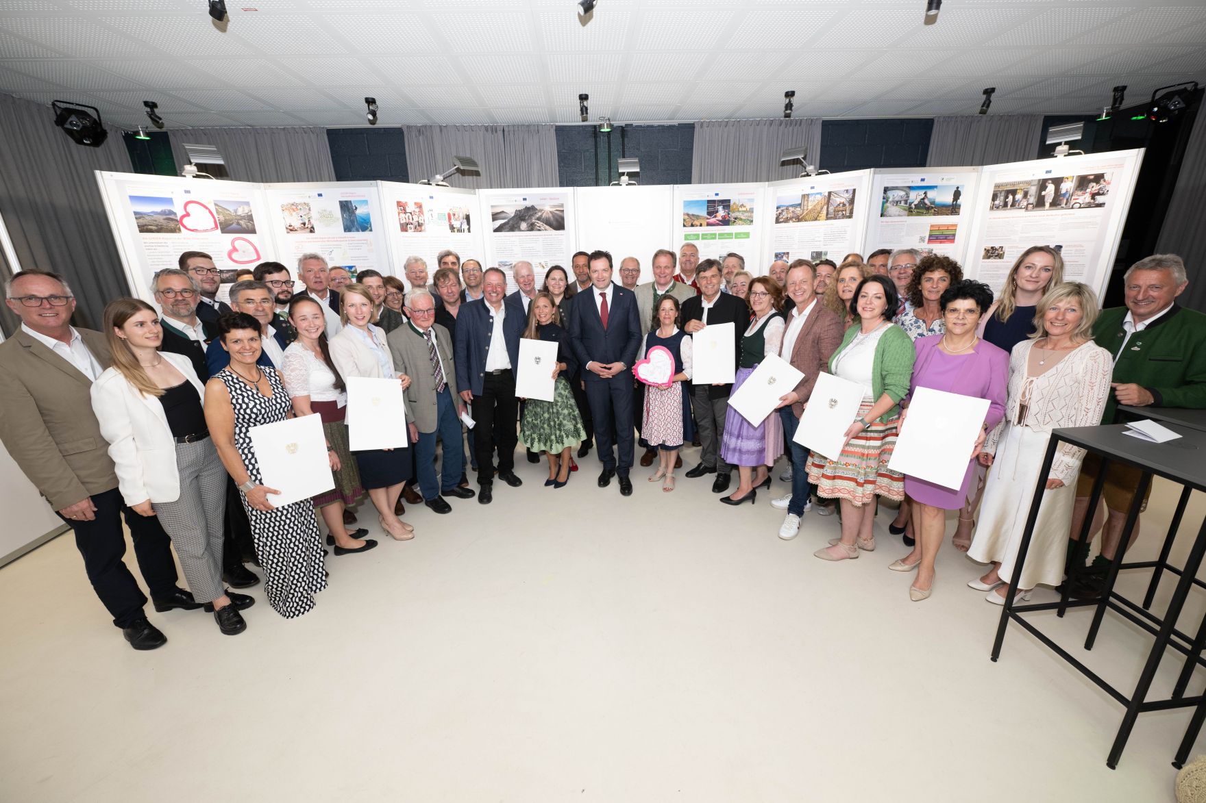 Die Lokale Entwicklungsstrategie (LES) beschreibt, zu welchen Themen die jeweilige LEADER Region in der Periode 2023&ndash;2027 arbeitet, welche Art von Projekten gef&ouml;rdert werden und wie der Modus der Projektf&ouml;rderung abl&auml;uft. Zum Start der neuen Periode wurden 83 LEADER Regionen ausgezeichnet und Herr Bundesminister Norbert Totschnig &uuml;bermittelt die Zertifikate bei der Veranstaltung.