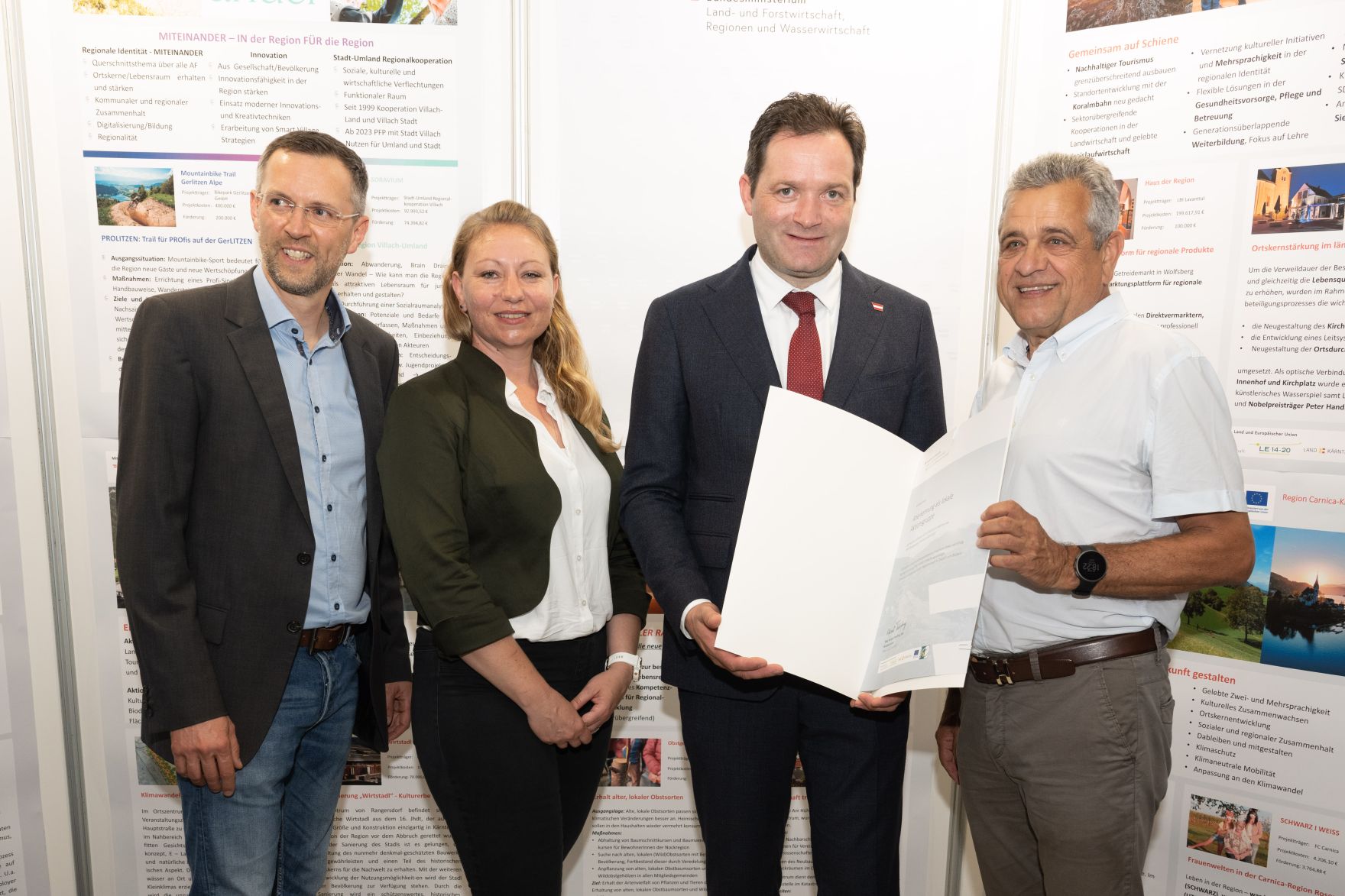 Die Lokale Entwicklungsstrategie (LES) beschreibt, zu welchen Themen die jeweilige LEADER Region in der Periode 2023&ndash;2027 arbeitet, welche Art von Projekten gef&ouml;rdert werden und wie der Modus der Projektf&ouml;rderung abl&auml;uft. Zum Start der neuen Periode wurden 83 LEADER Regionen ausgezeichnet und Herr Bundesminister Norbert Totschnig &uuml;bermittelt die Zertifikate bei der Veranstaltung.