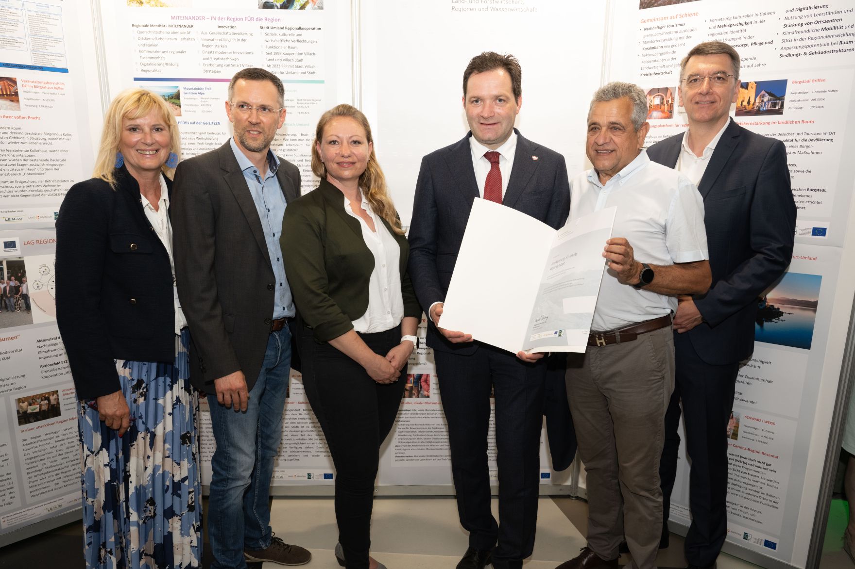 Die Lokale Entwicklungsstrategie (LES) beschreibt, zu welchen Themen die jeweilige LEADER Region in der Periode 2023&ndash;2027 arbeitet, welche Art von Projekten gef&ouml;rdert werden und wie der Modus der Projektf&ouml;rderung abl&auml;uft. Zum Start der neuen Periode wurden 83 LEADER Regionen ausgezeichnet und Herr Bundesminister Norbert Totschnig &uuml;bermittelt die Zertifikate bei der Veranstaltung.