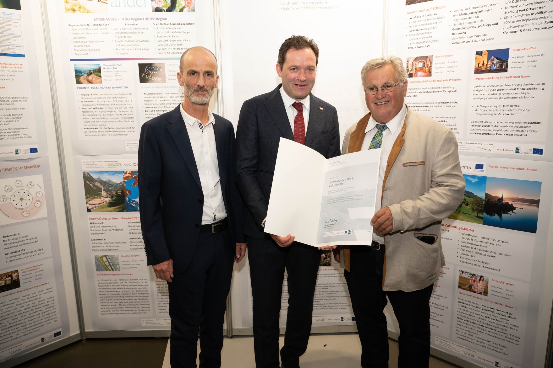 Die Lokale Entwicklungsstrategie (LES) beschreibt, zu welchen Themen die jeweilige LEADER Region in der Periode 2023&ndash;2027 arbeitet, welche Art von Projekten gef&ouml;rdert werden und wie der Modus der Projektf&ouml;rderung abl&auml;uft. Zum Start der neuen Periode wurden 83 LEADER Regionen ausgezeichnet und Herr Bundesminister Norbert Totschnig &uuml;bermittelt die Zertifikate bei der Veranstaltung.