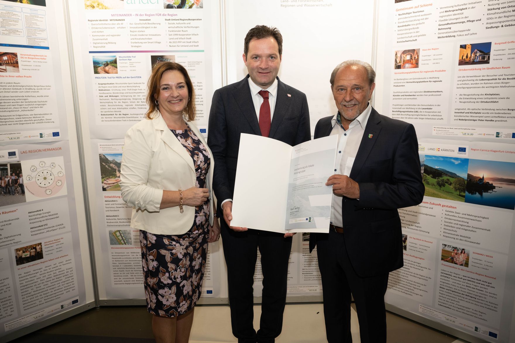 Die Lokale Entwicklungsstrategie (LES) beschreibt, zu welchen Themen die jeweilige LEADER Region in der Periode 2023&ndash;2027 arbeitet, welche Art von Projekten gef&ouml;rdert werden und wie der Modus der Projektf&ouml;rderung abl&auml;uft. Zum Start der neuen Periode wurden 83 LEADER Regionen ausgezeichnet und Herr Bundesminister Norbert Totschnig &uuml;bermittelt die Zertifikate bei der Veranstaltung.