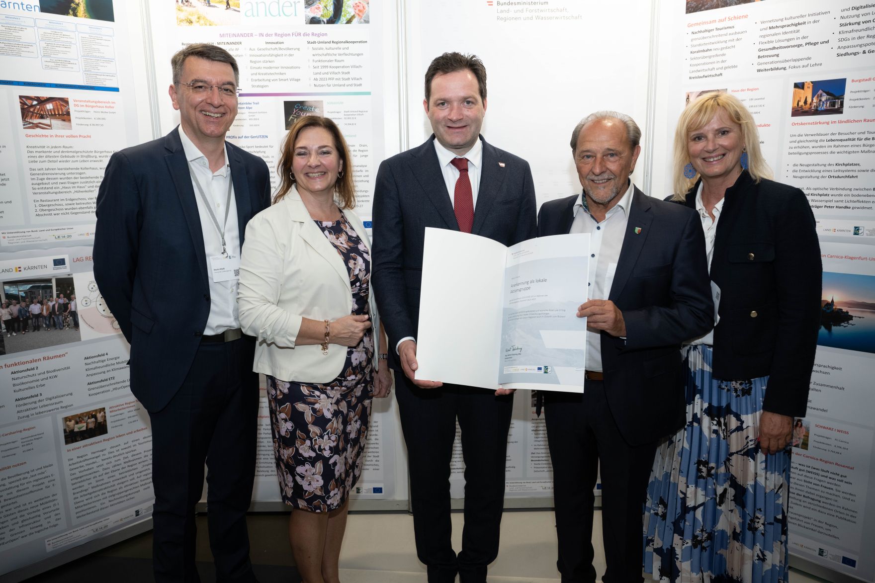 Die Lokale Entwicklungsstrategie (LES) beschreibt, zu welchen Themen die jeweilige LEADER Region in der Periode 2023&ndash;2027 arbeitet, welche Art von Projekten gef&ouml;rdert werden und wie der Modus der Projektf&ouml;rderung abl&auml;uft. Zum Start der neuen Periode wurden 83 LEADER Regionen ausgezeichnet und Herr Bundesminister Norbert Totschnig &uuml;bermittelt die Zertifikate bei der Veranstaltung.