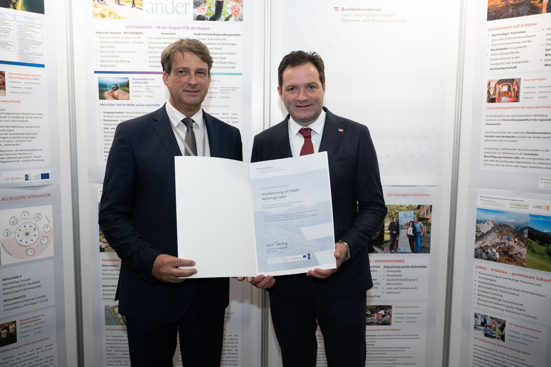 Die Lokale Entwicklungsstrategie (LES) beschreibt, zu welchen Themen die jeweilige LEADER Region in der Periode 2023&ndash;2027 arbeitet, welche Art von Projekten gef&ouml;rdert werden und wie der Modus der Projektf&ouml;rderung abl&auml;uft. Zum Start der neuen Periode wurden 83 LEADER Regionen ausgezeichnet und Herr Bundesminister Norbert Totschnig &uuml;bermittelt die Zertifikate bei der Veranstaltung.