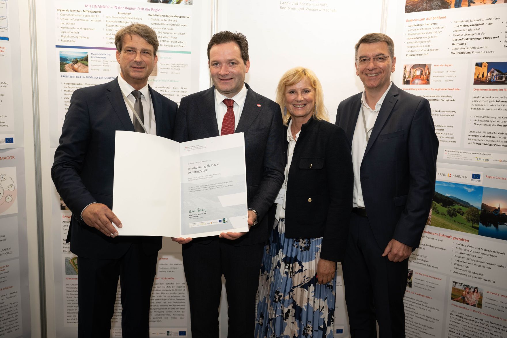 Die Lokale Entwicklungsstrategie (LES) beschreibt, zu welchen Themen die jeweilige LEADER Region in der Periode 2023&ndash;2027 arbeitet, welche Art von Projekten gef&ouml;rdert werden und wie der Modus der Projektf&ouml;rderung abl&auml;uft. Zum Start der neuen Periode wurden 83 LEADER Regionen ausgezeichnet und Herr Bundesminister Norbert Totschnig &uuml;bermittelt die Zertifikate bei der Veranstaltung.