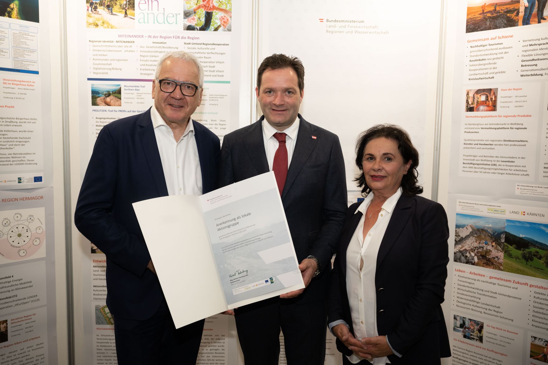 Die Lokale Entwicklungsstrategie (LES) beschreibt, zu welchen Themen die jeweilige LEADER Region in der Periode 2023&ndash;2027 arbeitet, welche Art von Projekten gef&ouml;rdert werden und wie der Modus der Projektf&ouml;rderung abl&auml;uft. Zum Start der neuen Periode wurden 83 LEADER Regionen ausgezeichnet und Herr Bundesminister Norbert Totschnig &uuml;bermittelt die Zertifikate bei der Veranstaltung.