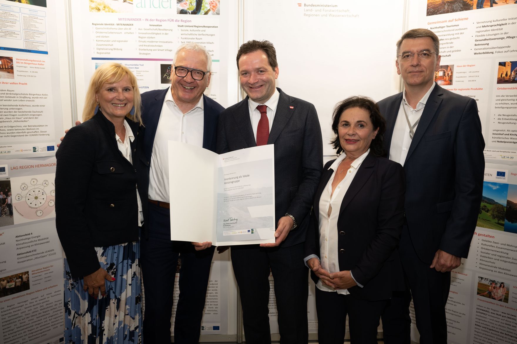 Die Lokale Entwicklungsstrategie (LES) beschreibt, zu welchen Themen die jeweilige LEADER Region in der Periode 2023&ndash;2027 arbeitet, welche Art von Projekten gef&ouml;rdert werden und wie der Modus der Projektf&ouml;rderung abl&auml;uft. Zum Start der neuen Periode wurden 83 LEADER Regionen ausgezeichnet und Herr Bundesminister Norbert Totschnig &uuml;bermittelt die Zertifikate bei der Veranstaltung.