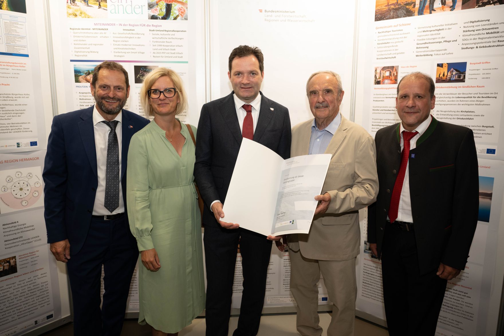 Die Lokale Entwicklungsstrategie (LES) beschreibt, zu welchen Themen die jeweilige LEADER Region in der Periode 2023&ndash;2027 arbeitet, welche Art von Projekten gef&ouml;rdert werden und wie der Modus der Projektf&ouml;rderung abl&auml;uft. Zum Start der neuen Periode wurden 83 LEADER Regionen ausgezeichnet und Herr Bundesminister Norbert Totschnig &uuml;bermittelt die Zertifikate bei der Veranstaltung.