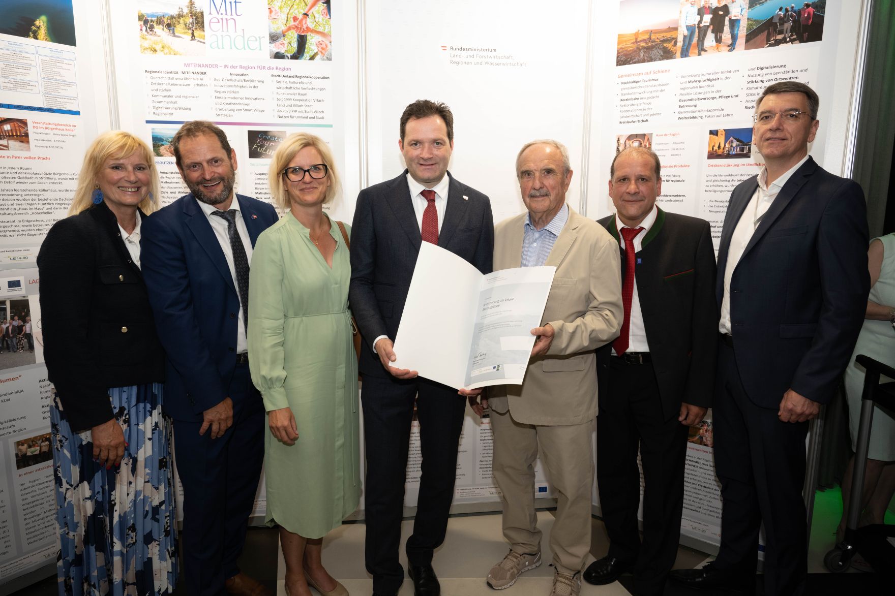 Die Lokale Entwicklungsstrategie (LES) beschreibt, zu welchen Themen die jeweilige LEADER Region in der Periode 2023&ndash;2027 arbeitet, welche Art von Projekten gef&ouml;rdert werden und wie der Modus der Projektf&ouml;rderung abl&auml;uft. Zum Start der neuen Periode wurden 83 LEADER Regionen ausgezeichnet und Herr Bundesminister Norbert Totschnig &uuml;bermittelt die Zertifikate bei der Veranstaltung.